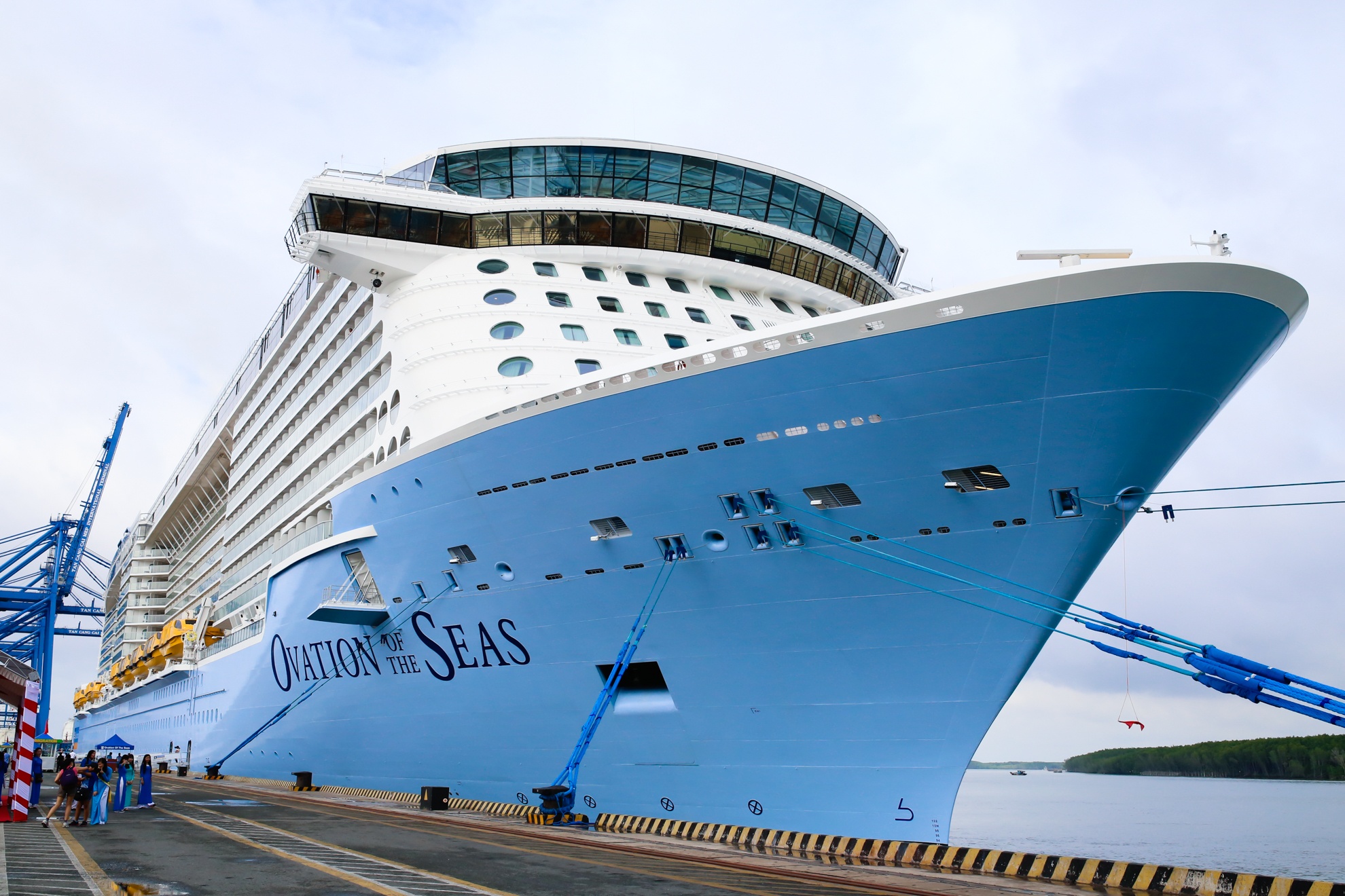 Du thuyen lon nhat chau A lan dau toi Viet Nam hinh anh