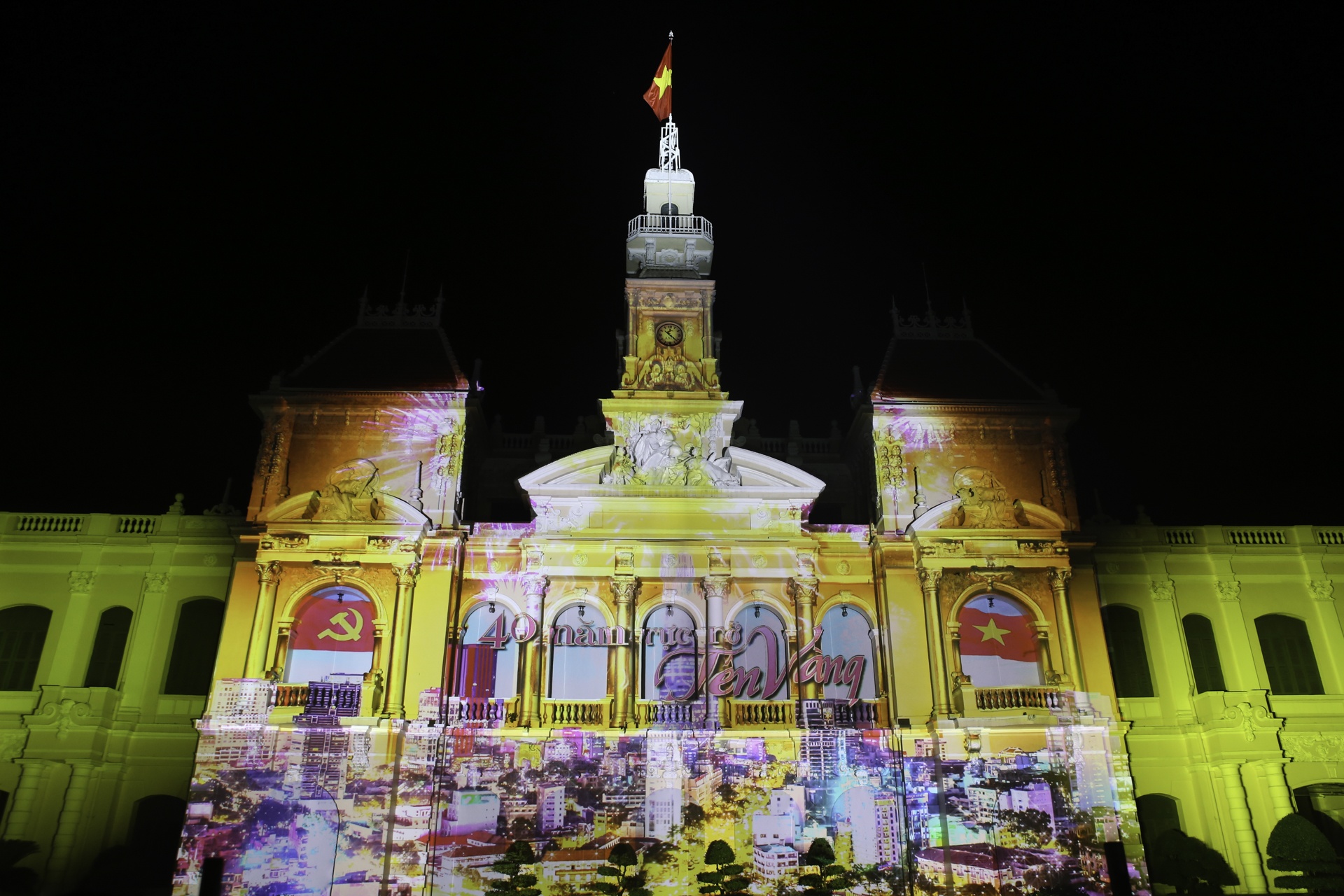 Toa nha UBND TP HCM ky ao voi man chieu den nghe thuat hinh anh