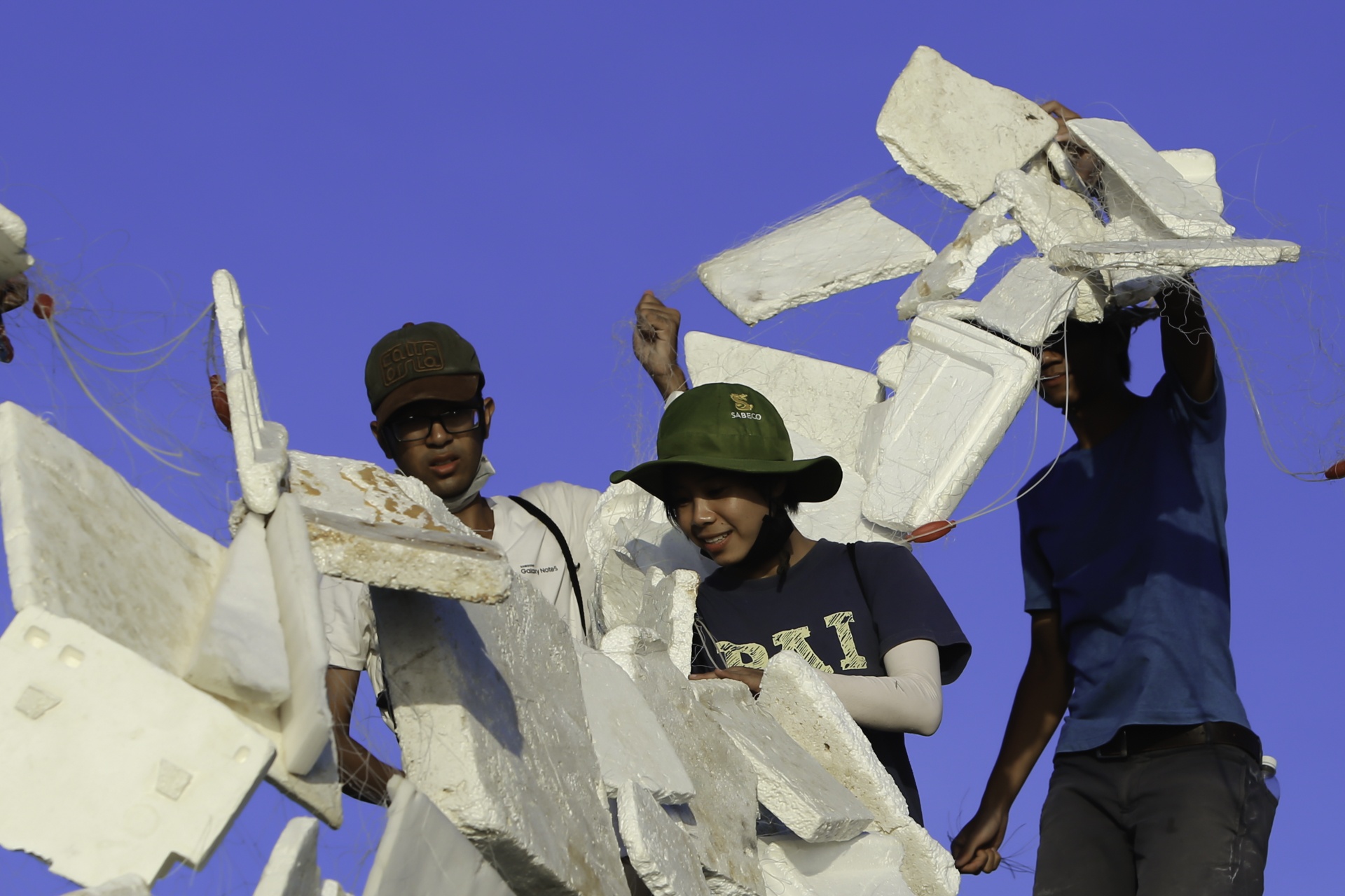 Trien lam rac tai cong to vo tren dao Ly Son hinh anh