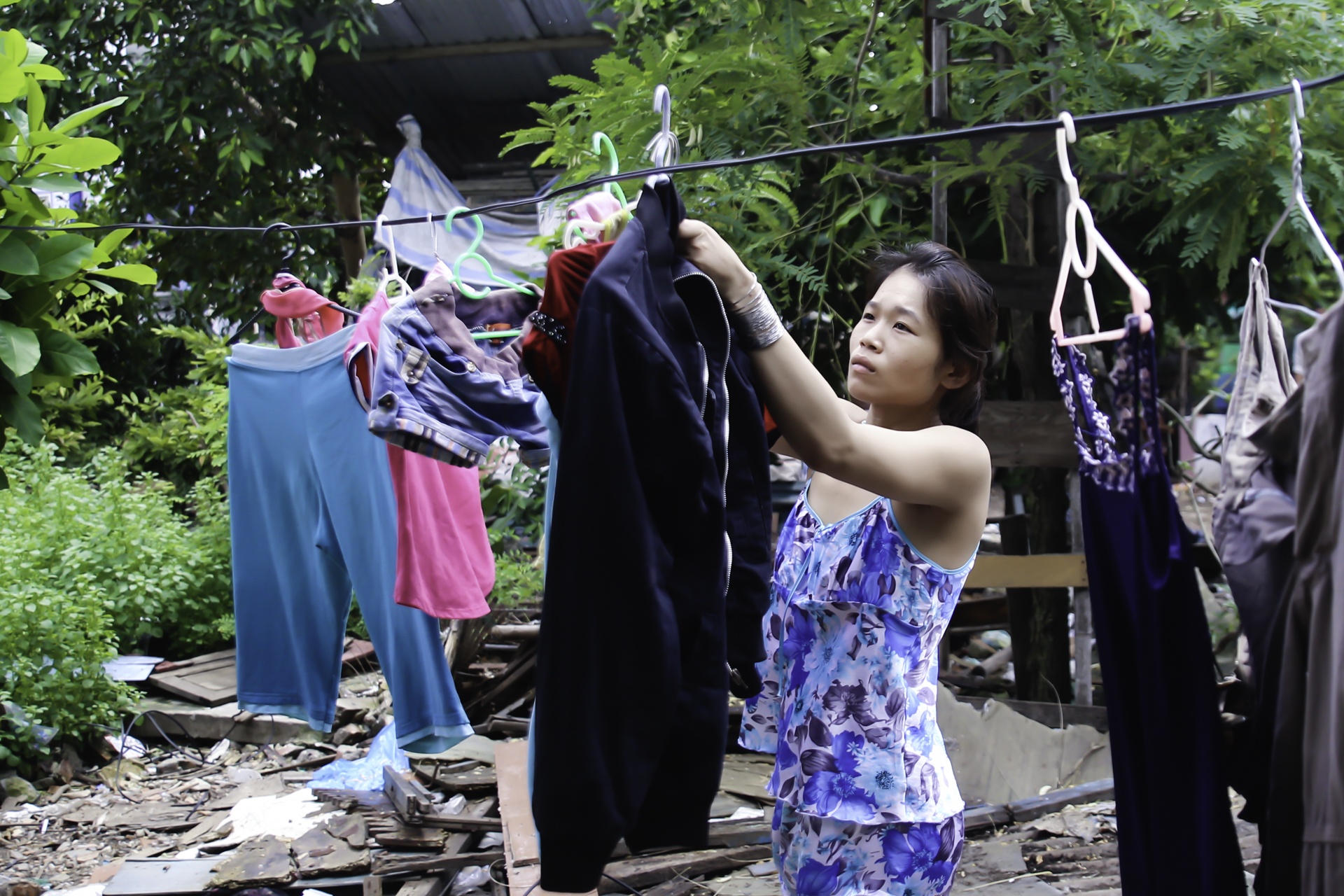 Cuoc song ben dong kenh thoi ma Bi thu Thang vua thi sat hinh anh