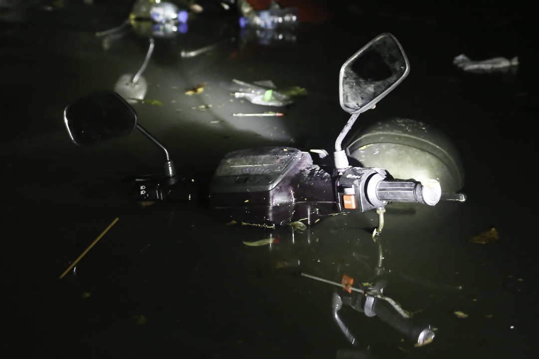 Oto, xe may bi nhan chim sau tran mua lon o Sai Gon hinh anh