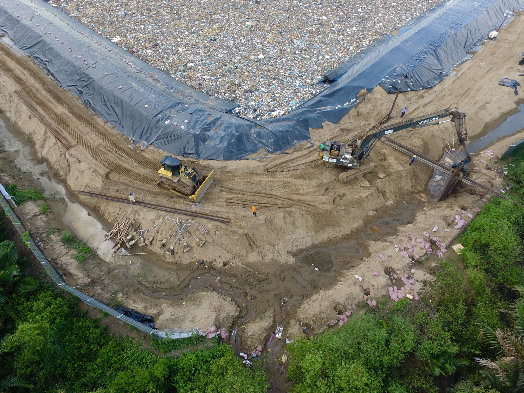 Can canh khu vuc sua chua cua bai rac Da Phuoc hinh anh