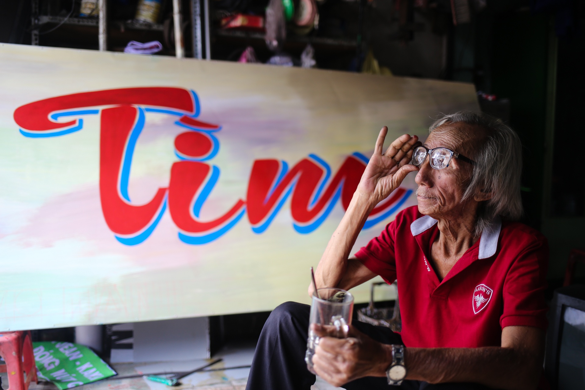 Nguoi ve quang cao kieu co con sot lai o Sai Gon hinh anh