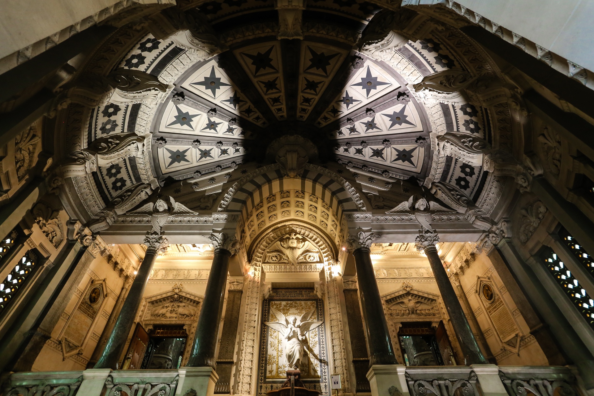 Nha tho Phap, anh 18