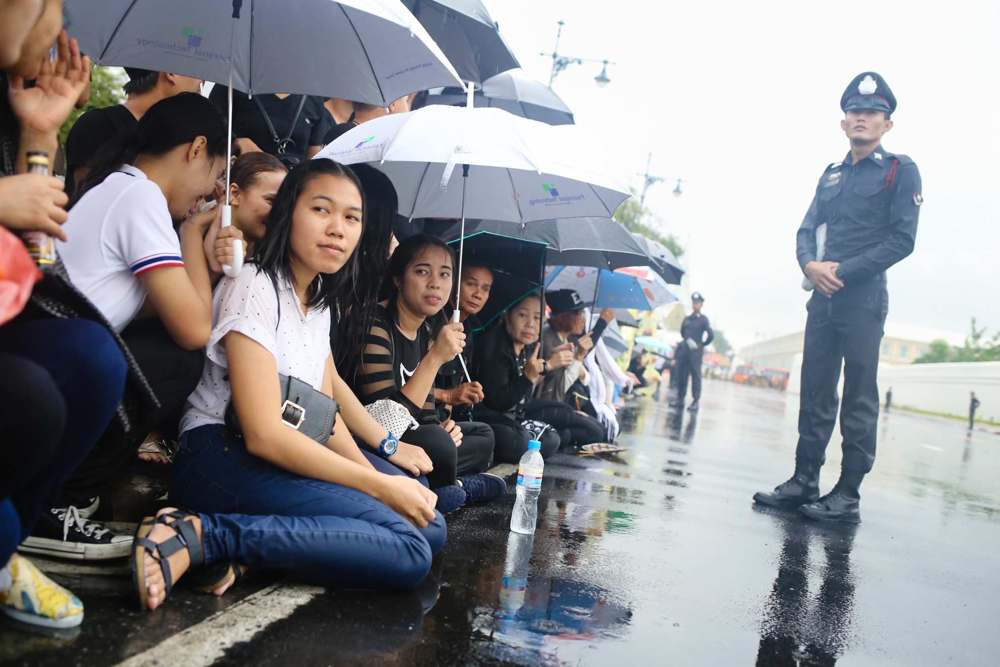 Nguoi Thai doi mua cho vieng Quoc vuong Bhumibol hinh anh