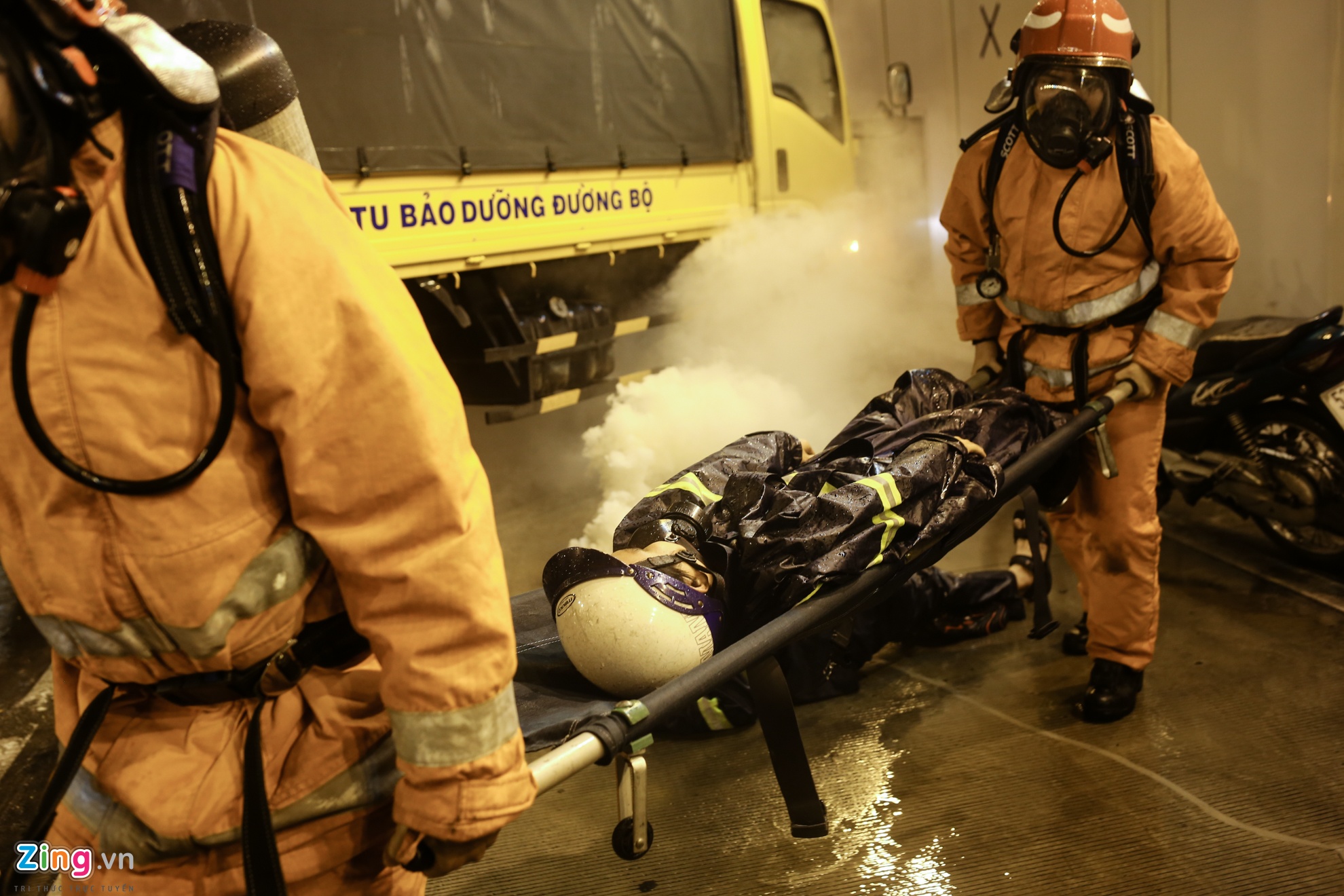 Dien tap giai cuu 30 nguoi o ham Thu Thiem hinh anh