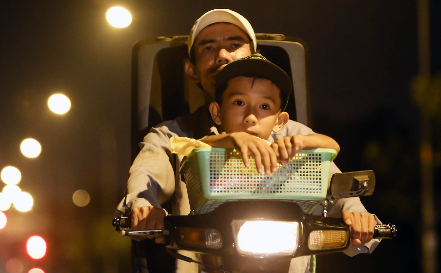 Cau be hat rong 11 tuoi o quan nhau Sai Gon hinh anh