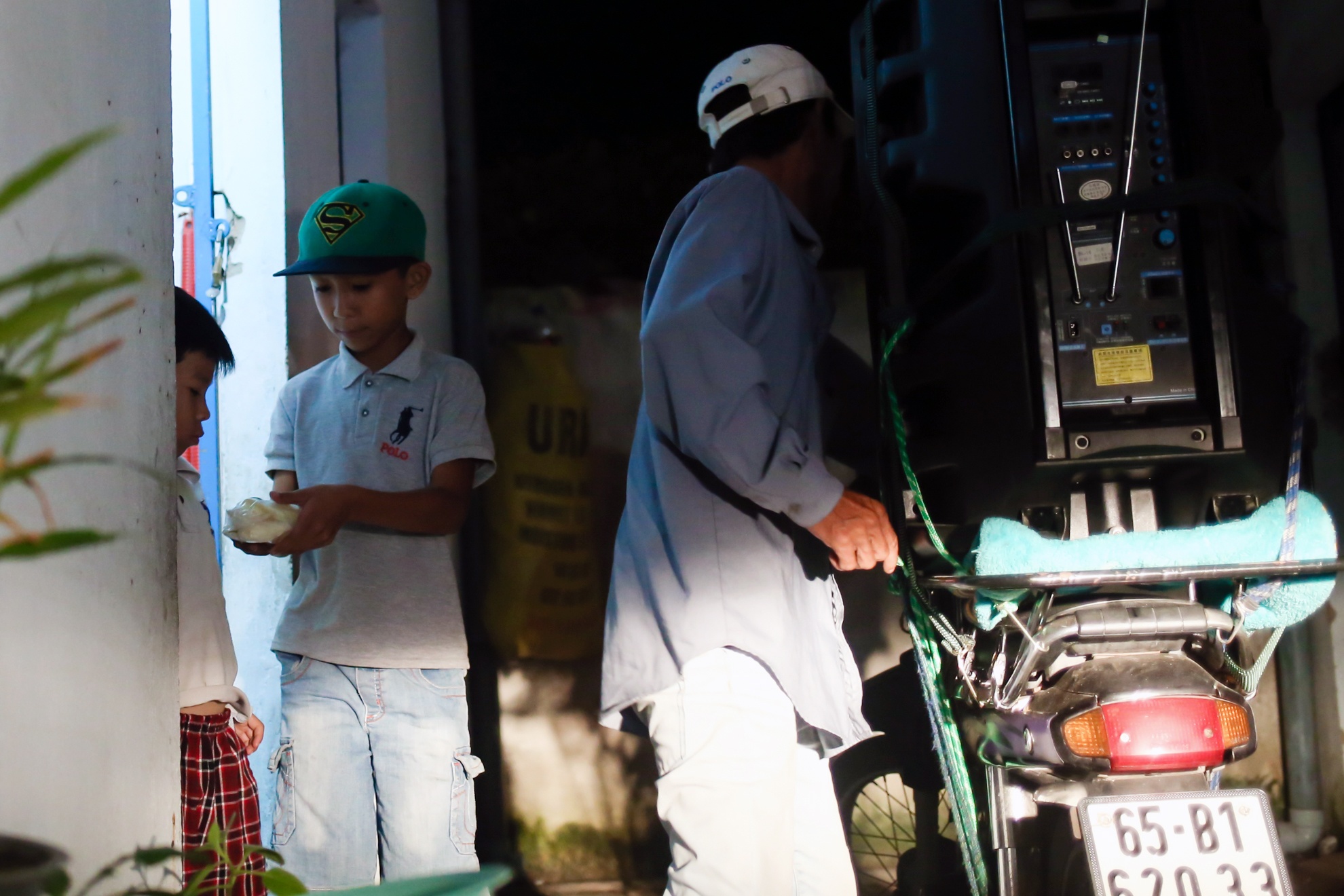 Cau be 11 tuoi hat rong nuoi gia dinh anh 12