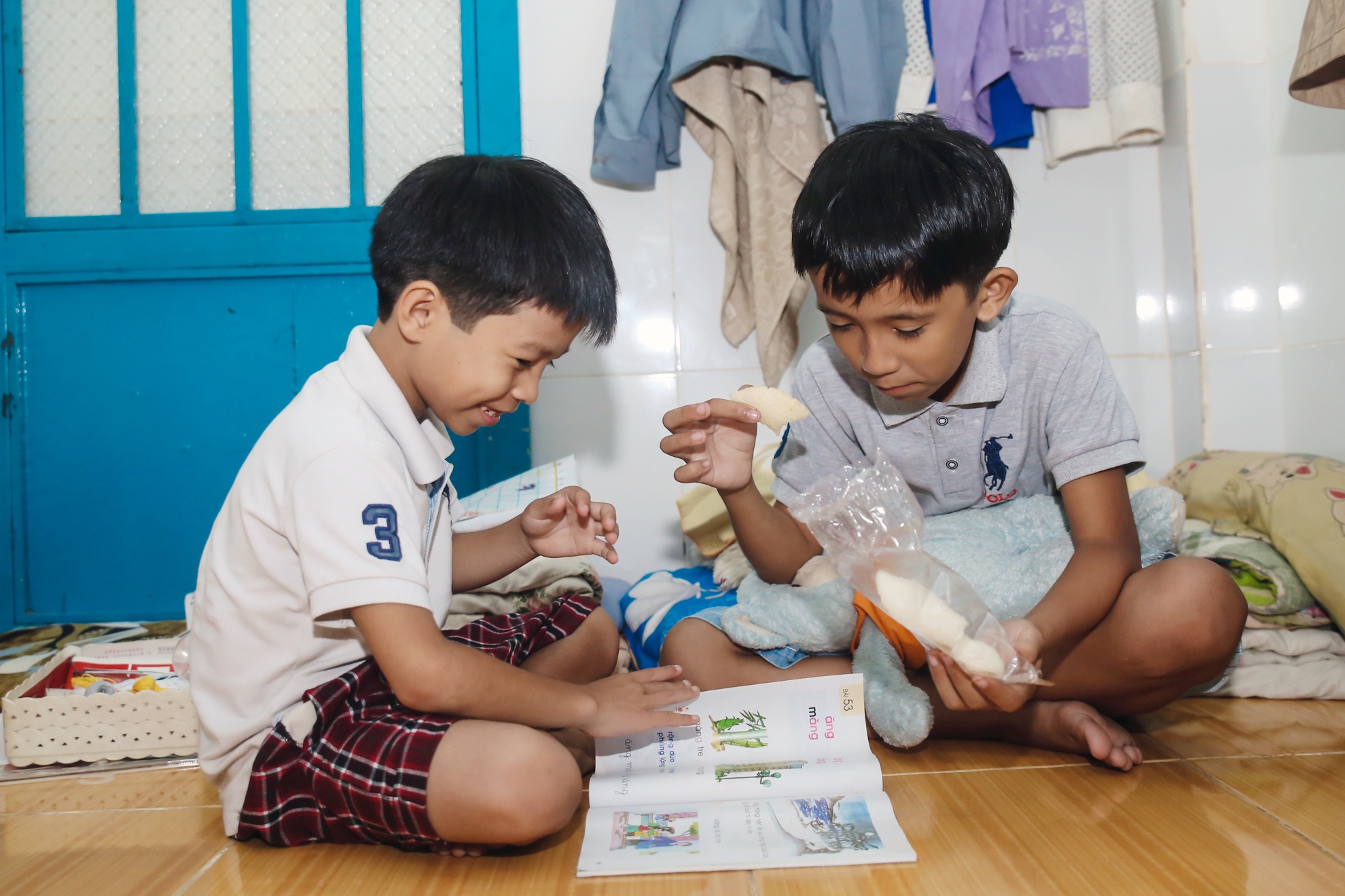 Cau be 11 tuoi hat rong nuoi gia dinh anh 13