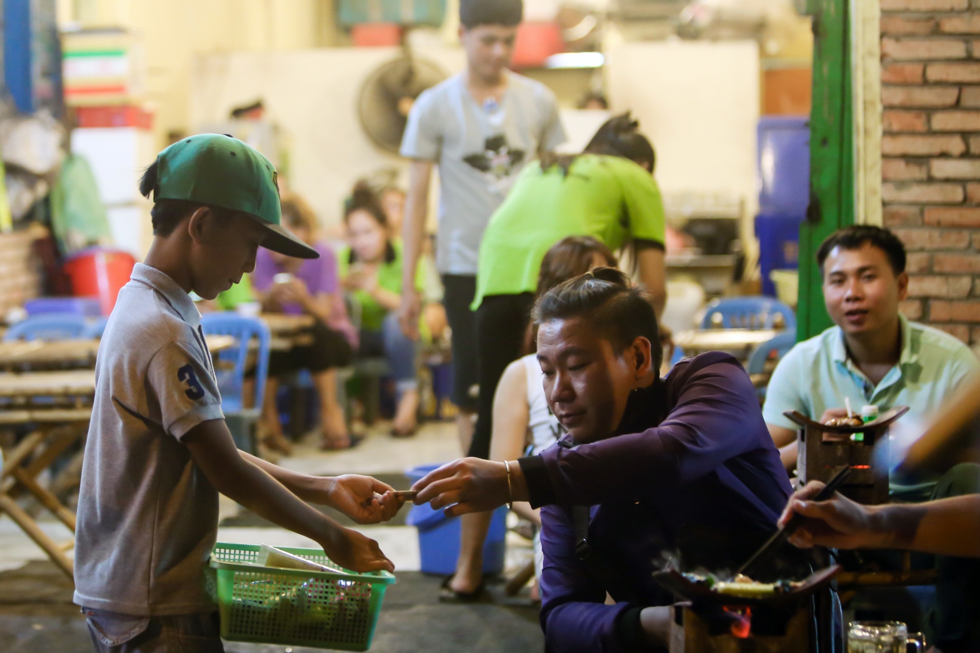 Cau be 11 tuoi hat rong nuoi gia dinh anh 6