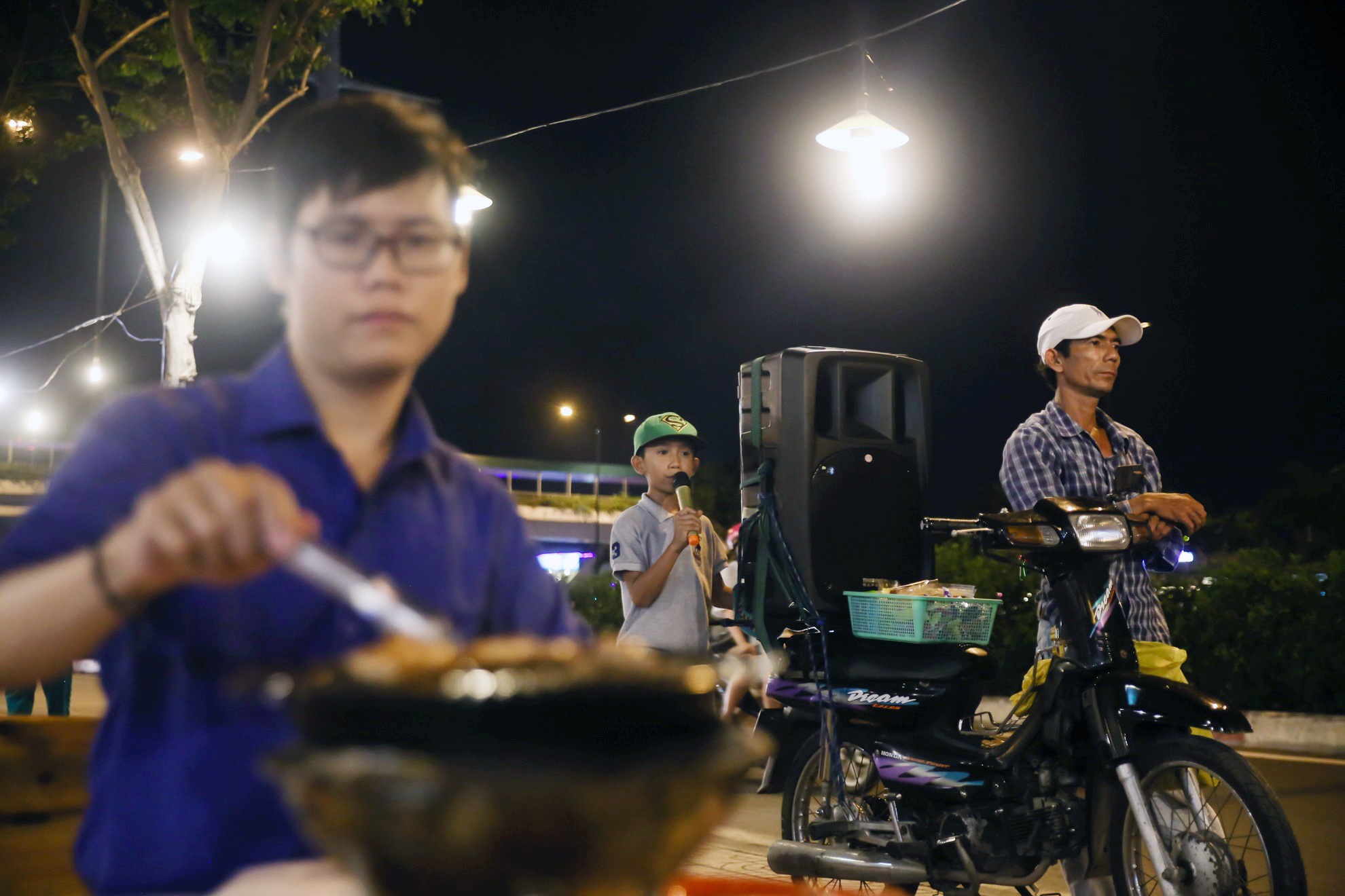 Cau be 11 tuoi hat rong nuoi gia dinh anh 4