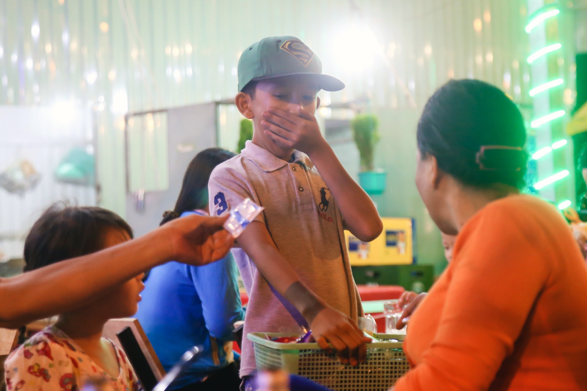 Cau be 11 tuoi hat rong nuoi gia dinh anh 9