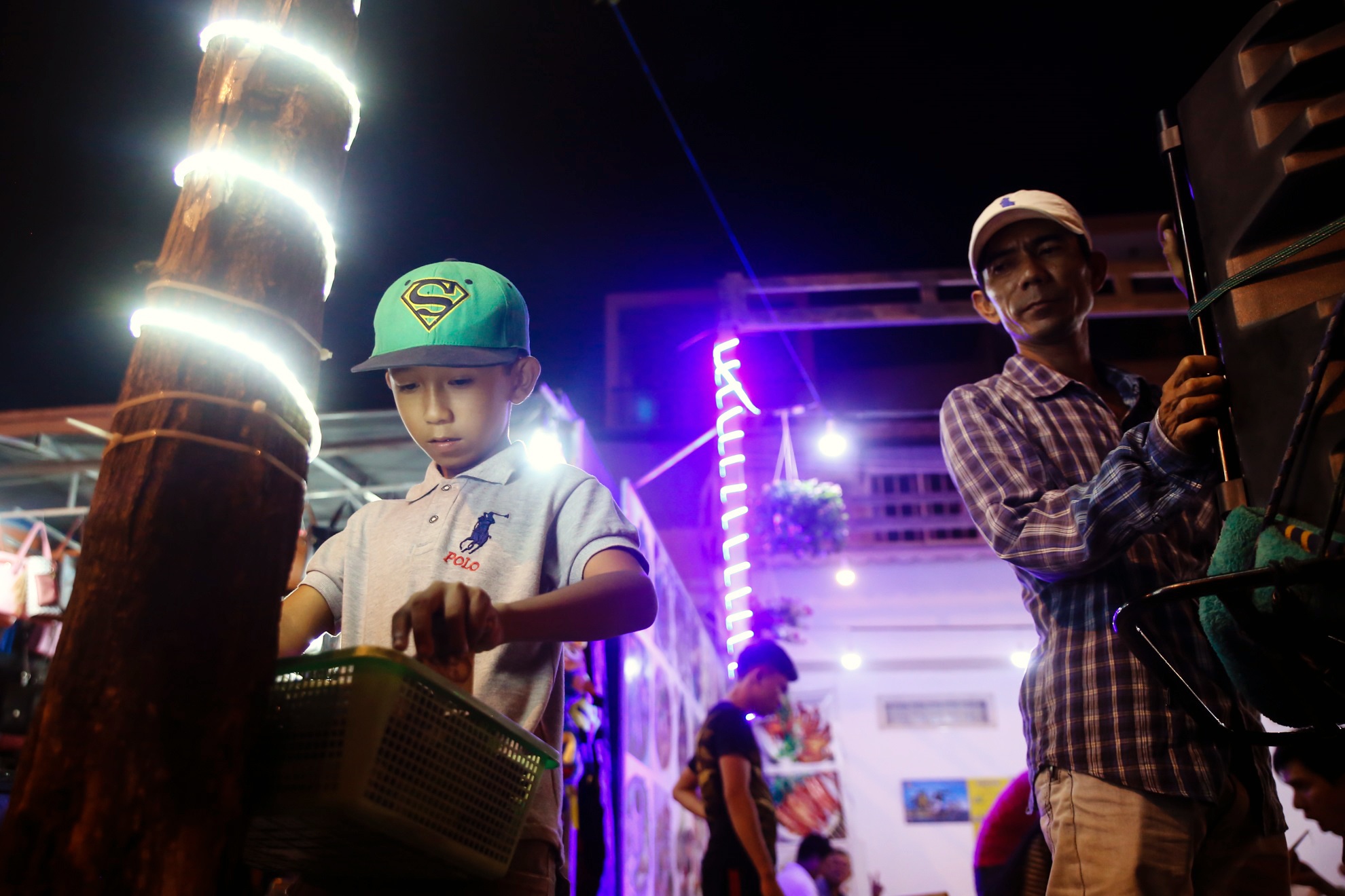 Cau be 11 tuoi hat rong nuoi gia dinh anh 10