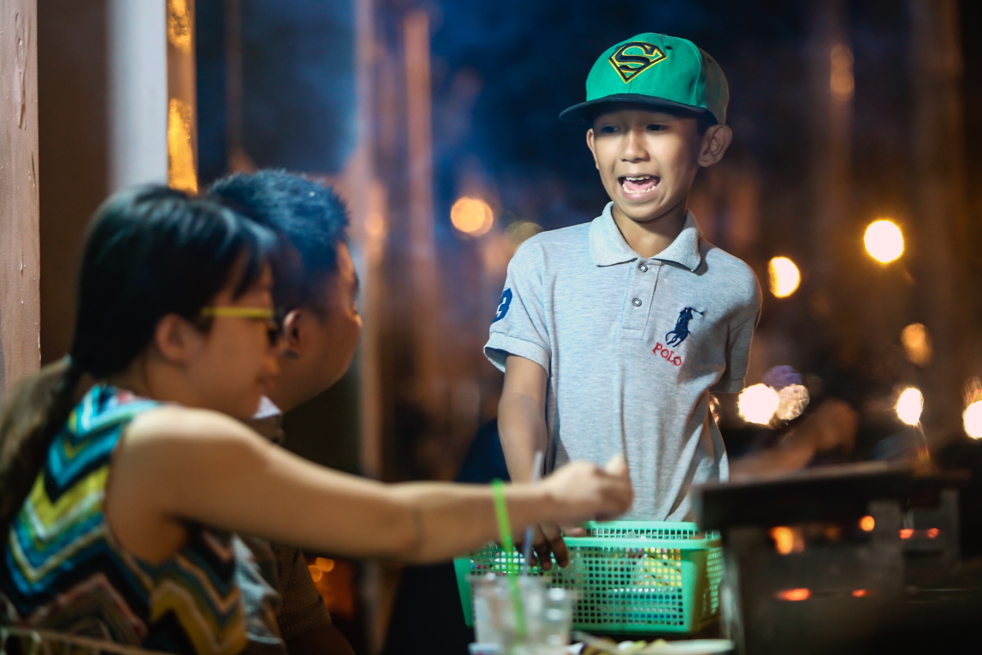 Cau be 11 tuoi hat rong nuoi gia dinh anh 8