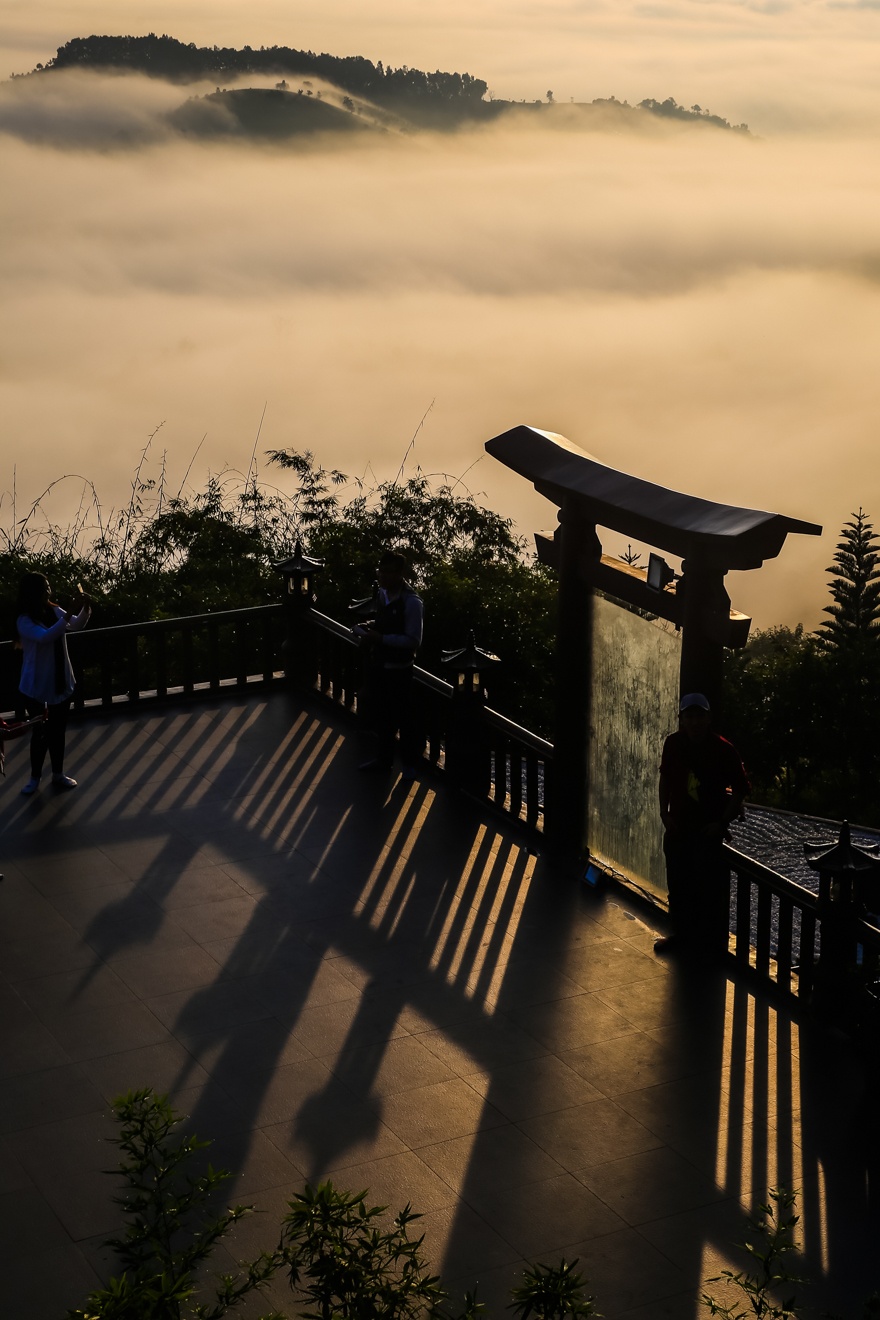 Linh quy phap an ngoi chua tren may anh 3