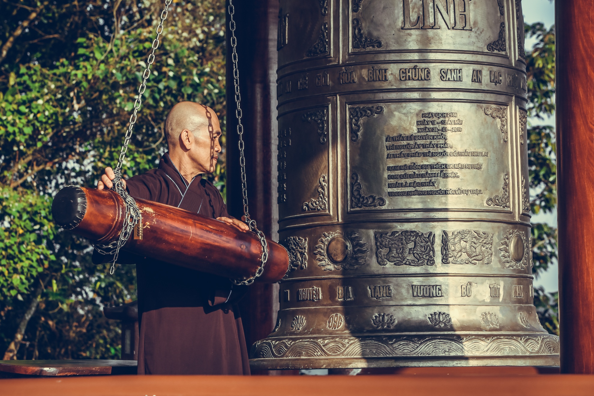 Linh quy phap an ngoi chua tren may anh 10