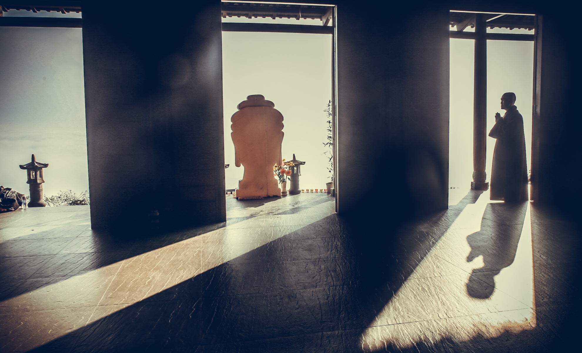 Linh quy phap an ngoi chua tren may anh 8