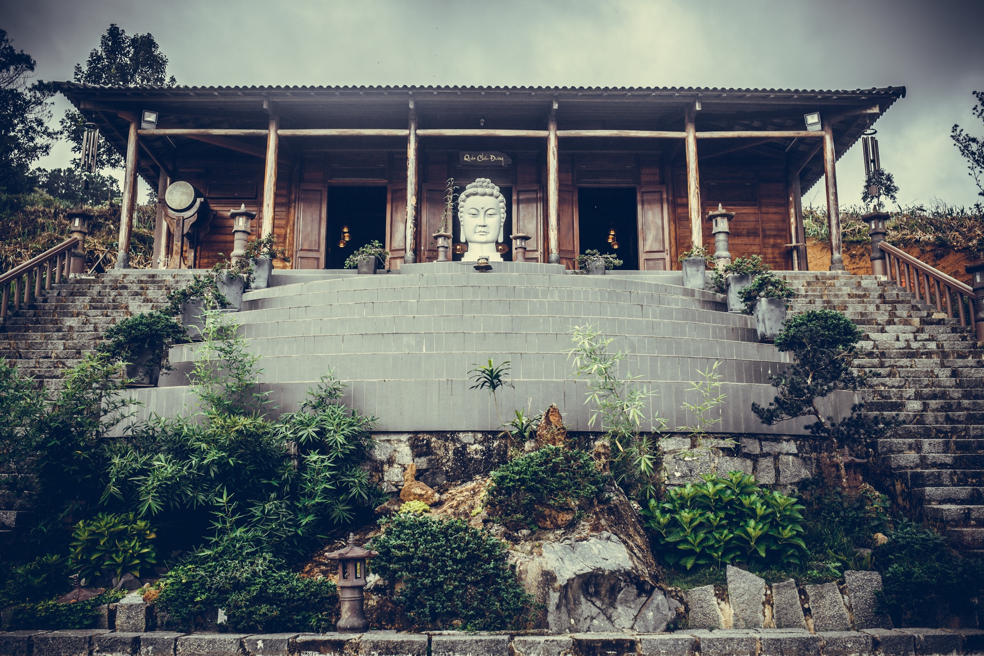 Linh quy phap an ngoi chua tren may anh 1