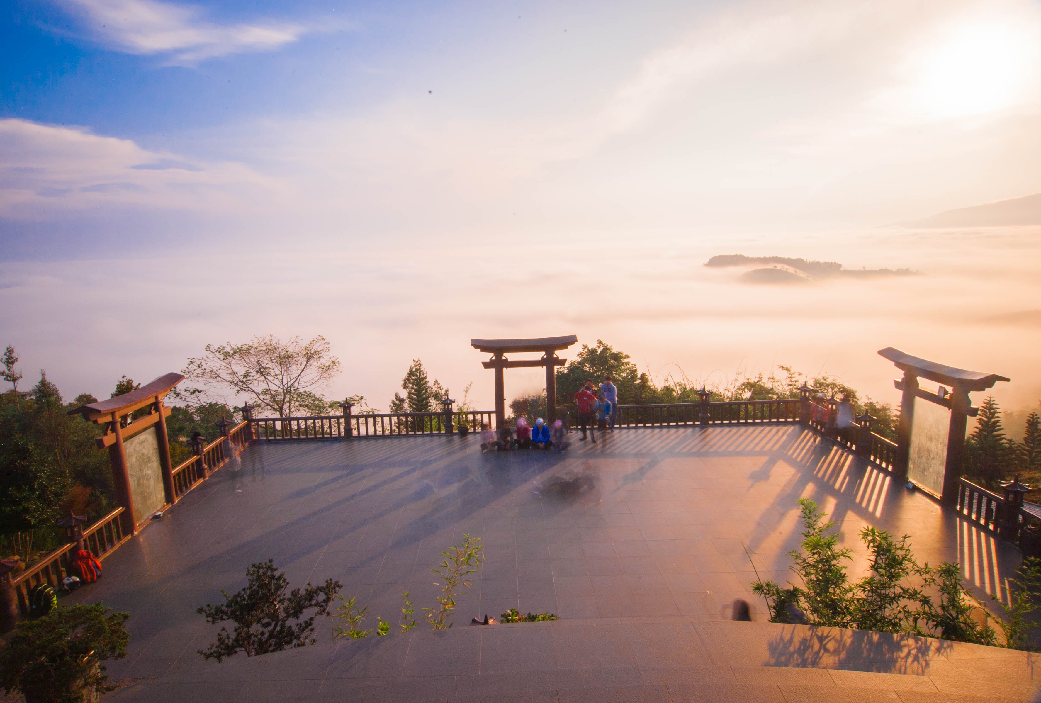 Linh quy phap an ngoi chua tren may anh 16