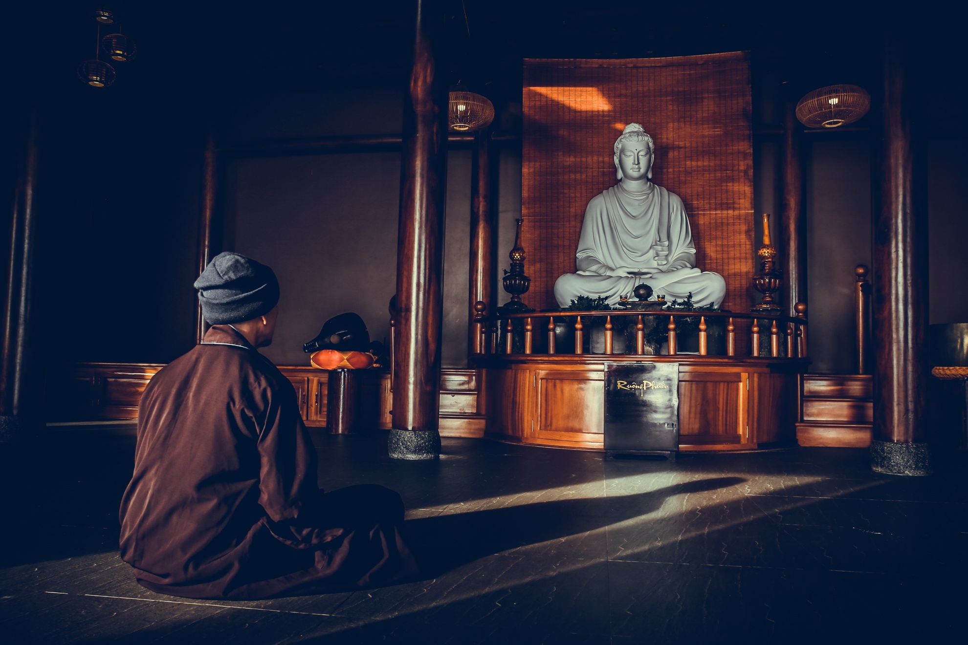 Linh quy phap an ngoi chua tren may anh 9