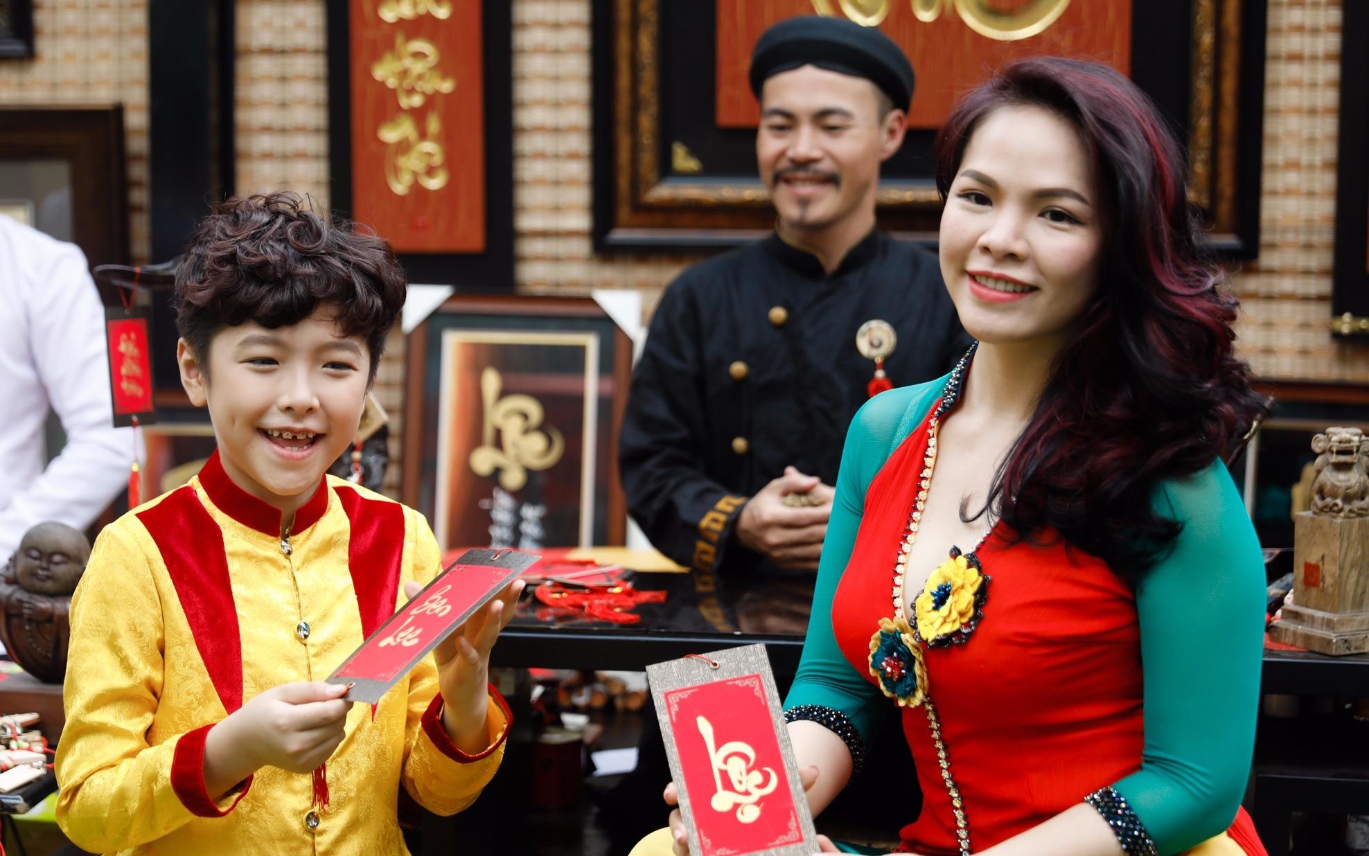 Pho ong do Sai Gon tap nap ngay can Tet hinh anh