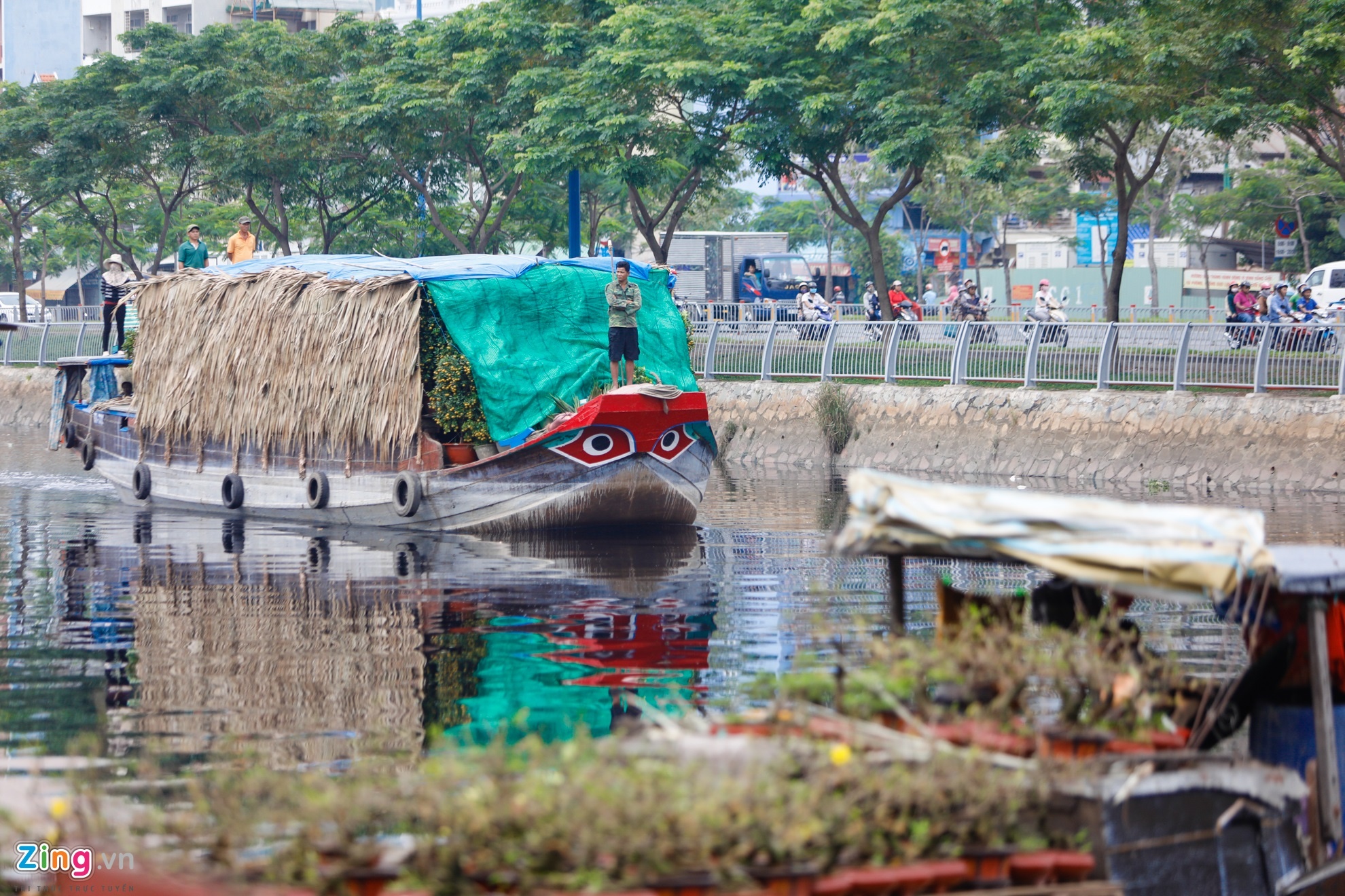 hoa kieng tren ben binh dong anh 2