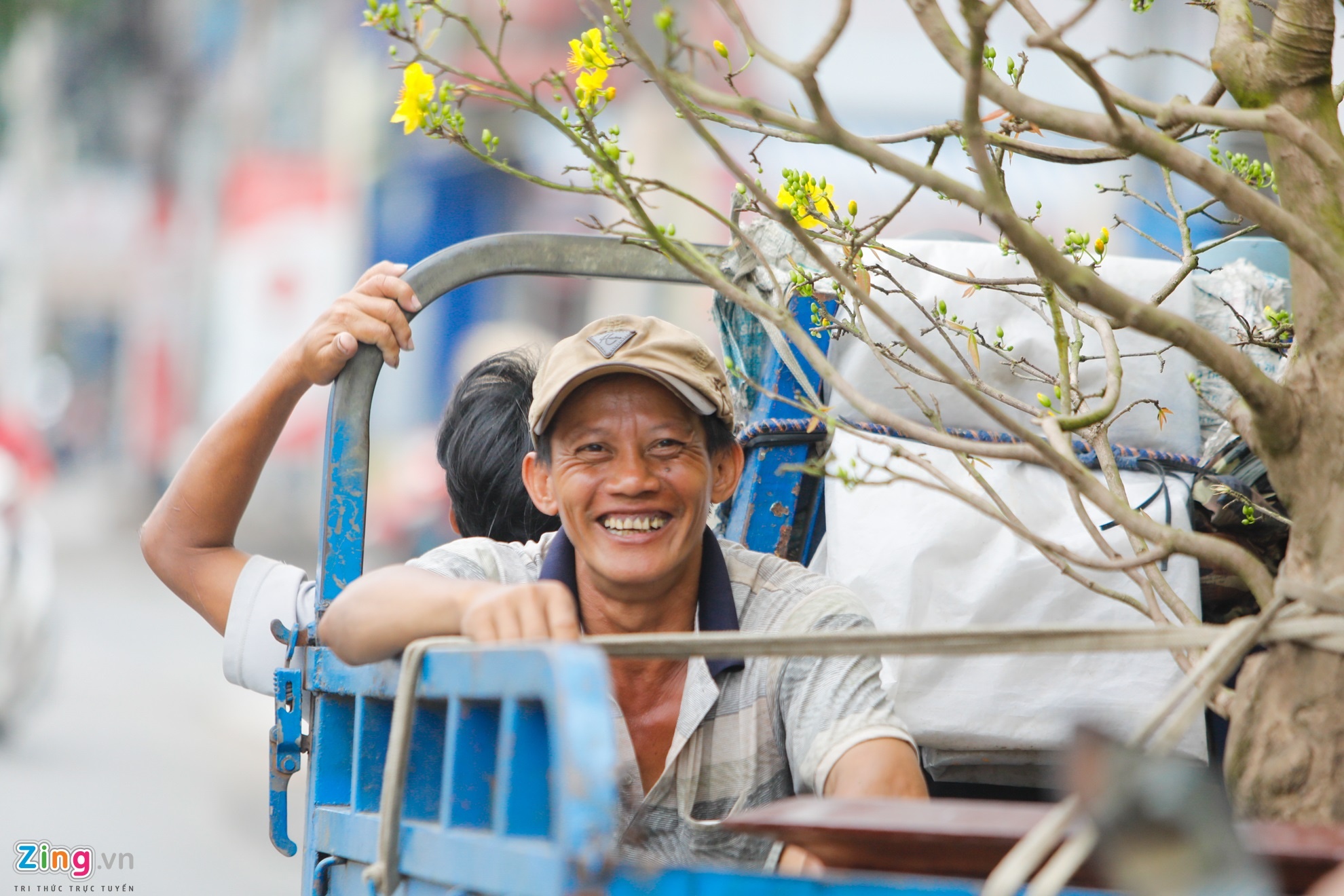 hoa kieng tren ben binh dong anh 18