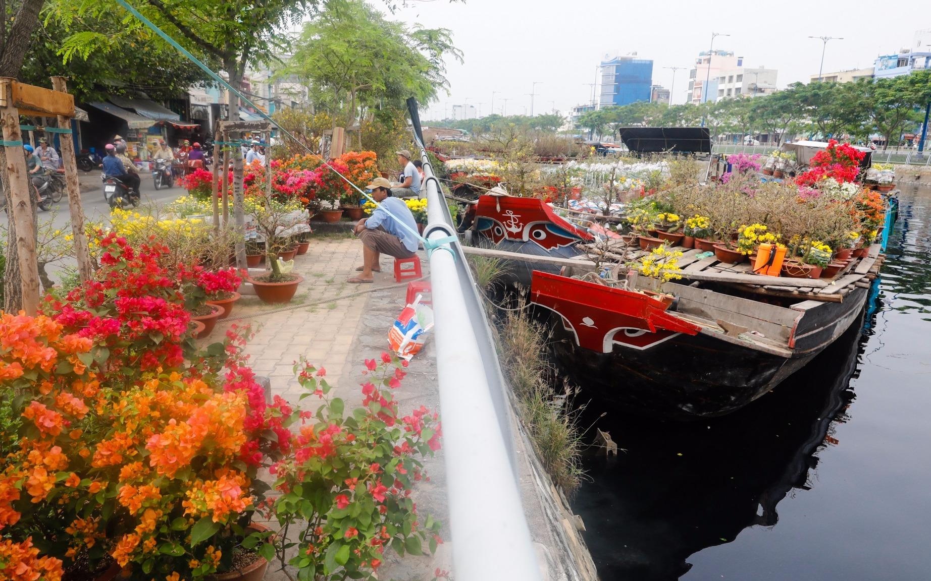 Ben Binh Dong ruc ro hoa kieng tren ben duoi thuyen hinh anh