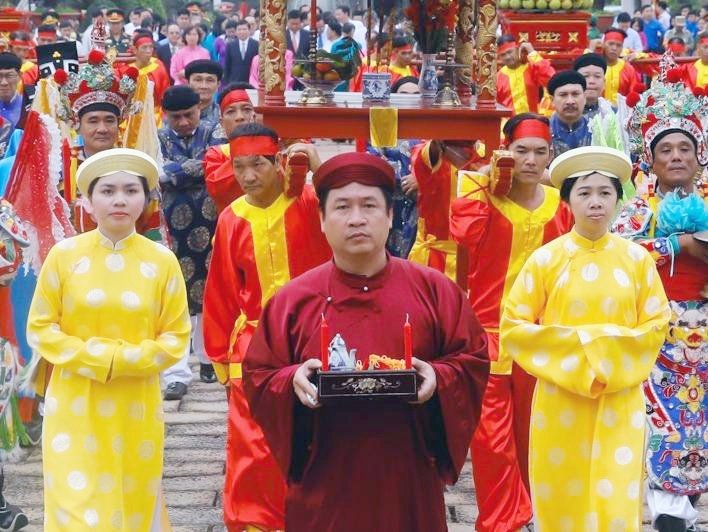 Lanh dao TP.HCM dang banh tet len Quoc to Hung Vuong hinh anh