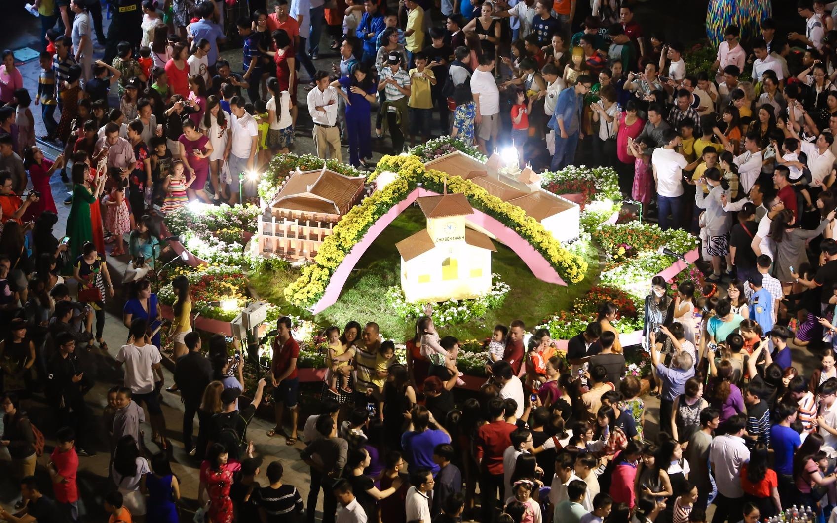 Hang nghin nguoi chen chuc dem khai mac duong hoa Nguyen Hue hinh anh