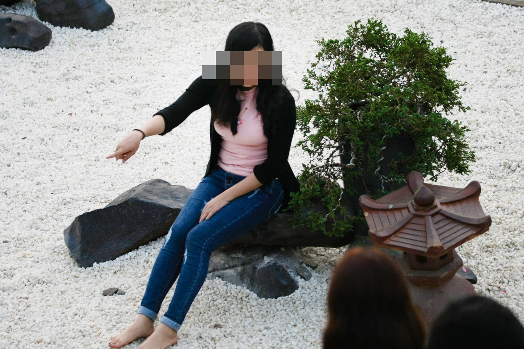 Hinh anh xau xi cua ban tre o ngoi chua noi Son Tung quay MV hinh anh