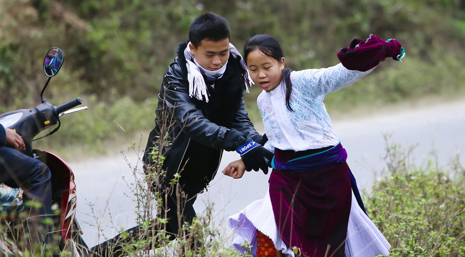 Canh bat nguoi ve lam vo giua duong vang o Ha Giang hinh anh