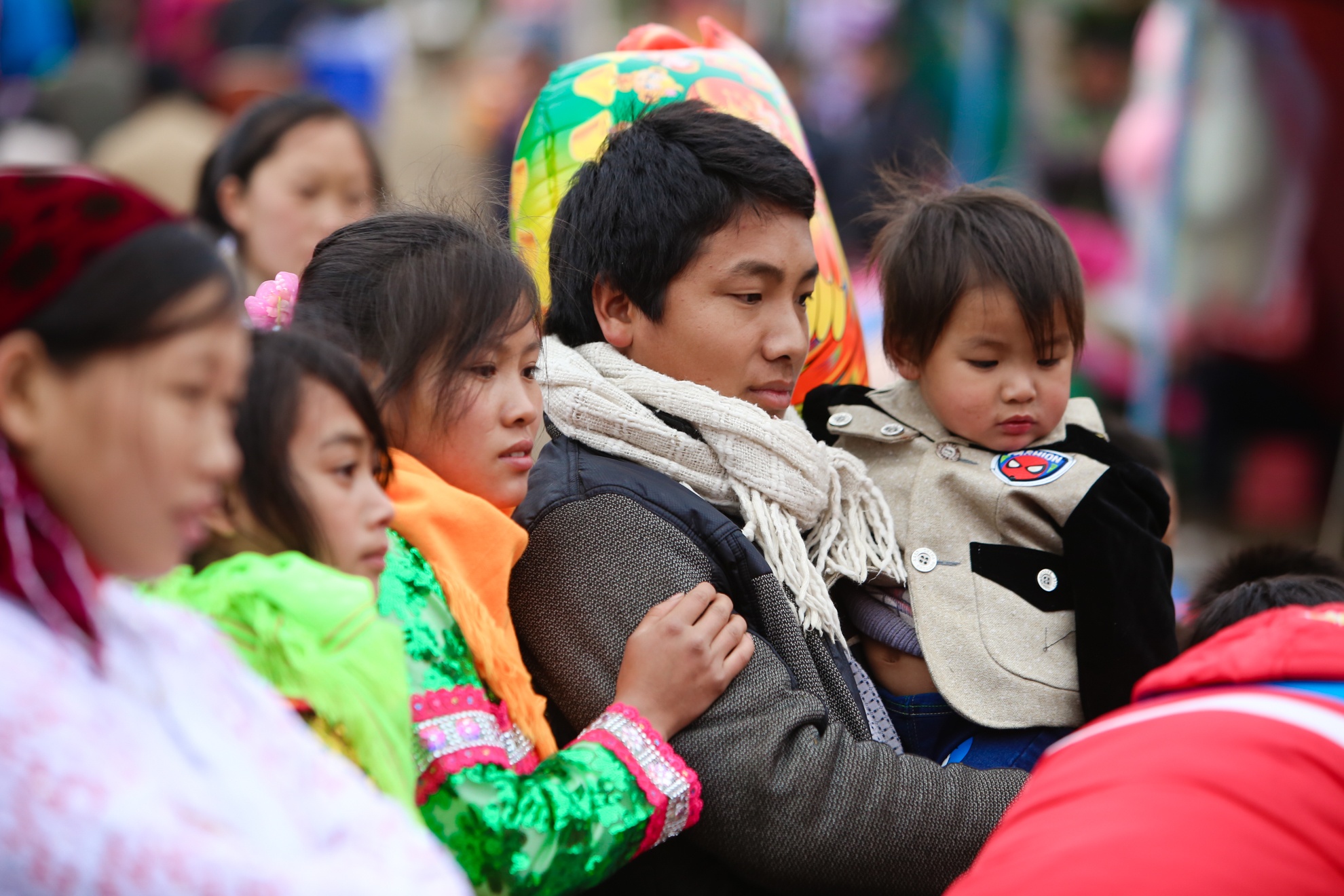 Tre em vung cao ruc ro trong hoi xuan anh 11