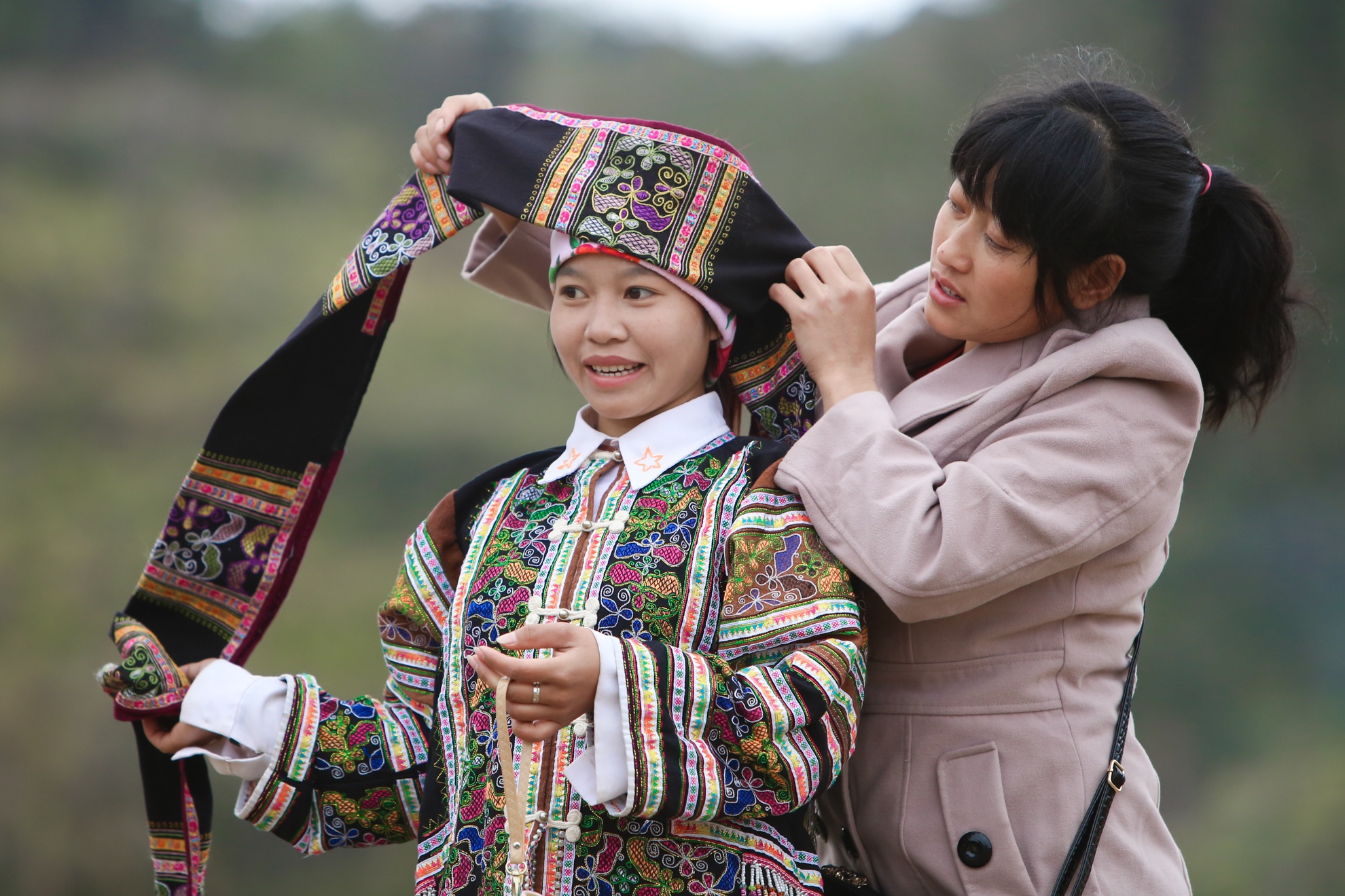 Tre em vung cao ruc ro trong hoi xuan anh 12