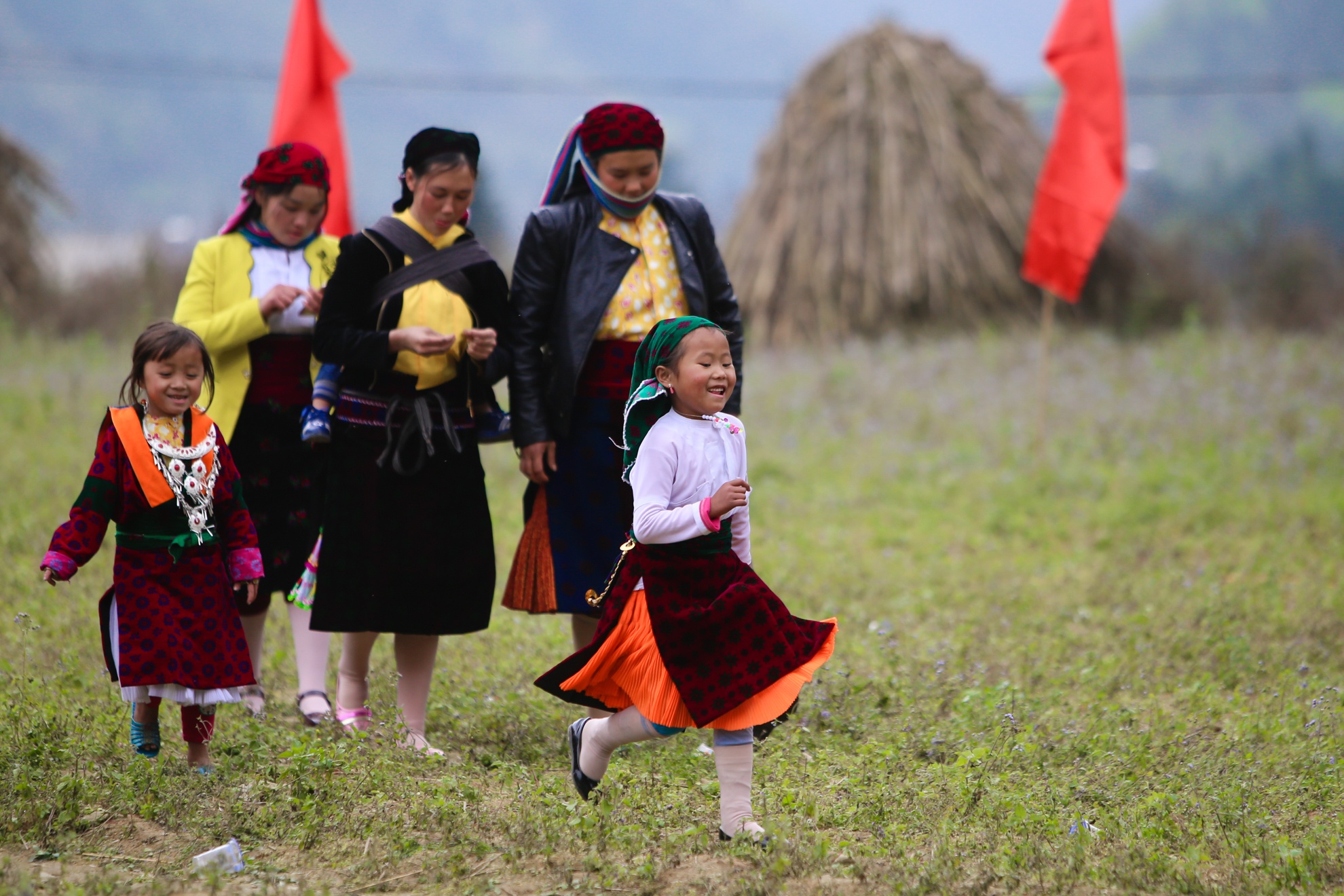 Tre em vung cao ruc ro trong hoi xuan anh 14