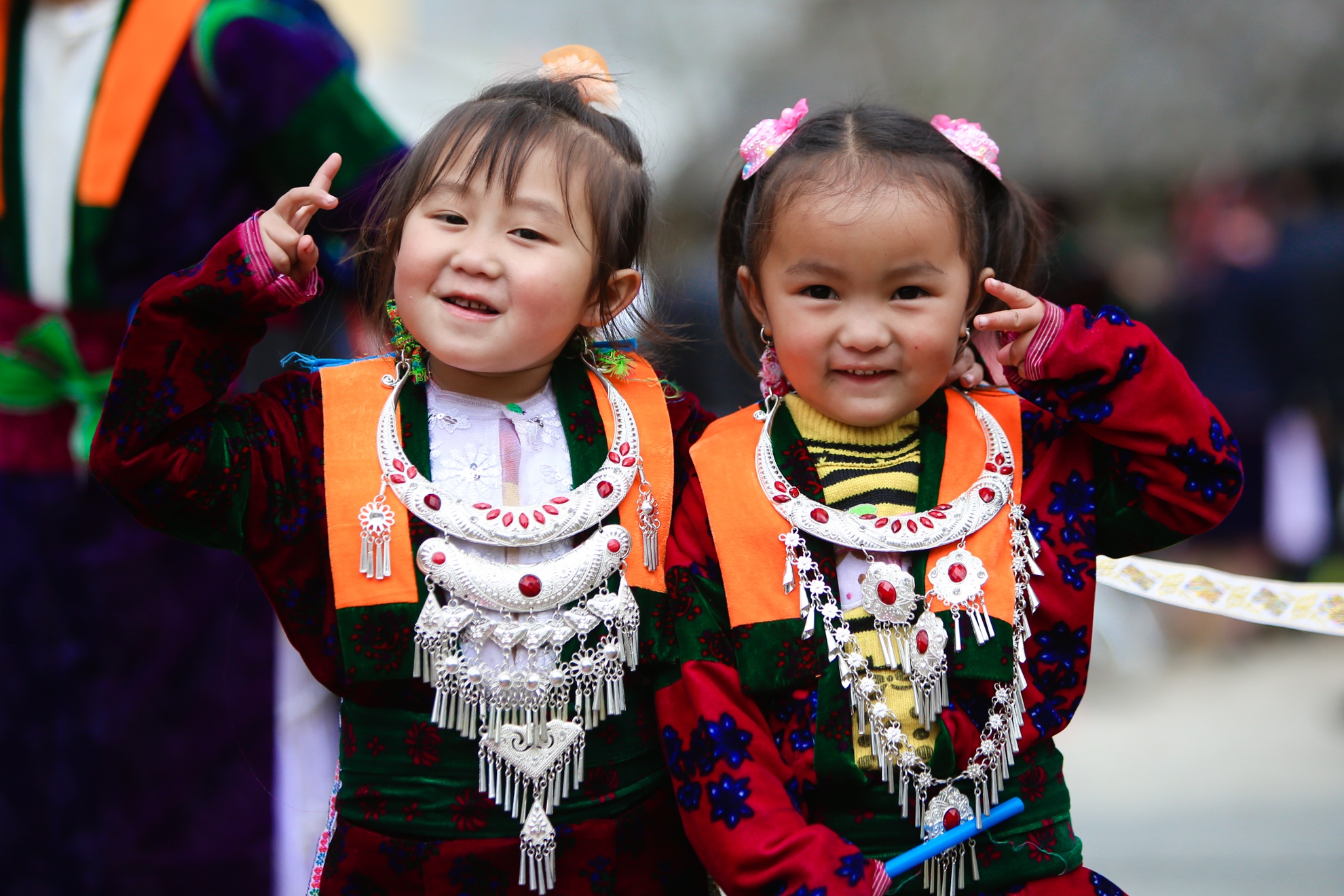 Tre em vung bien ruc ro sac mau trong ngay hoi xuan hinh anh