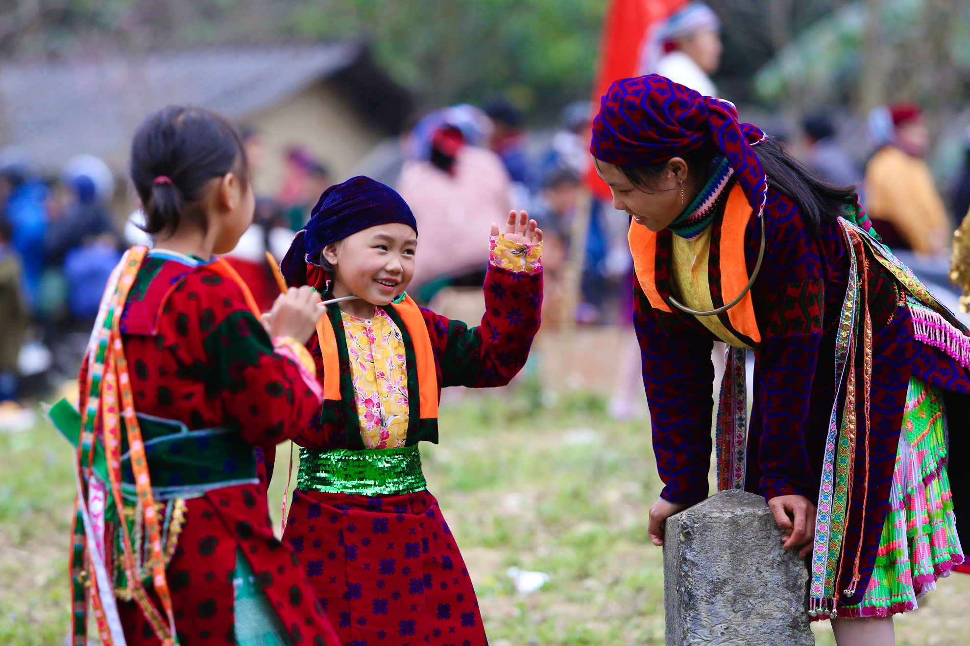 Tre em vung cao ruc ro trong hoi xuan anh 16