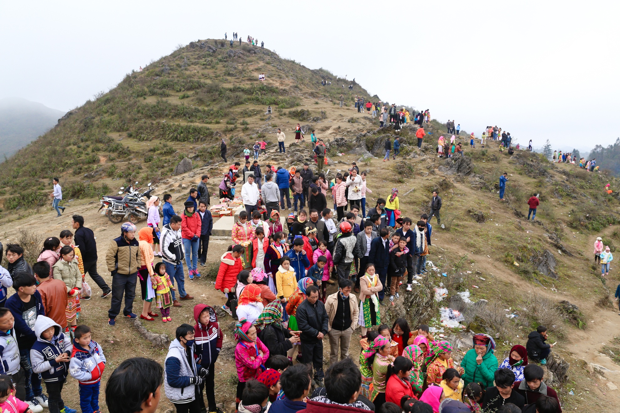 Tre em vung cao ruc ro trong hoi xuan anh 1