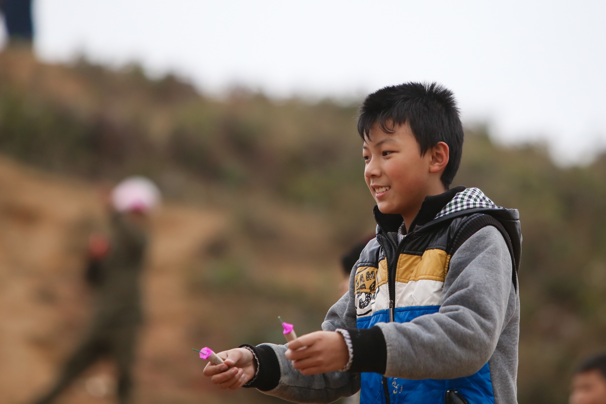 Tre em vung cao ruc ro trong hoi xuan anh 7