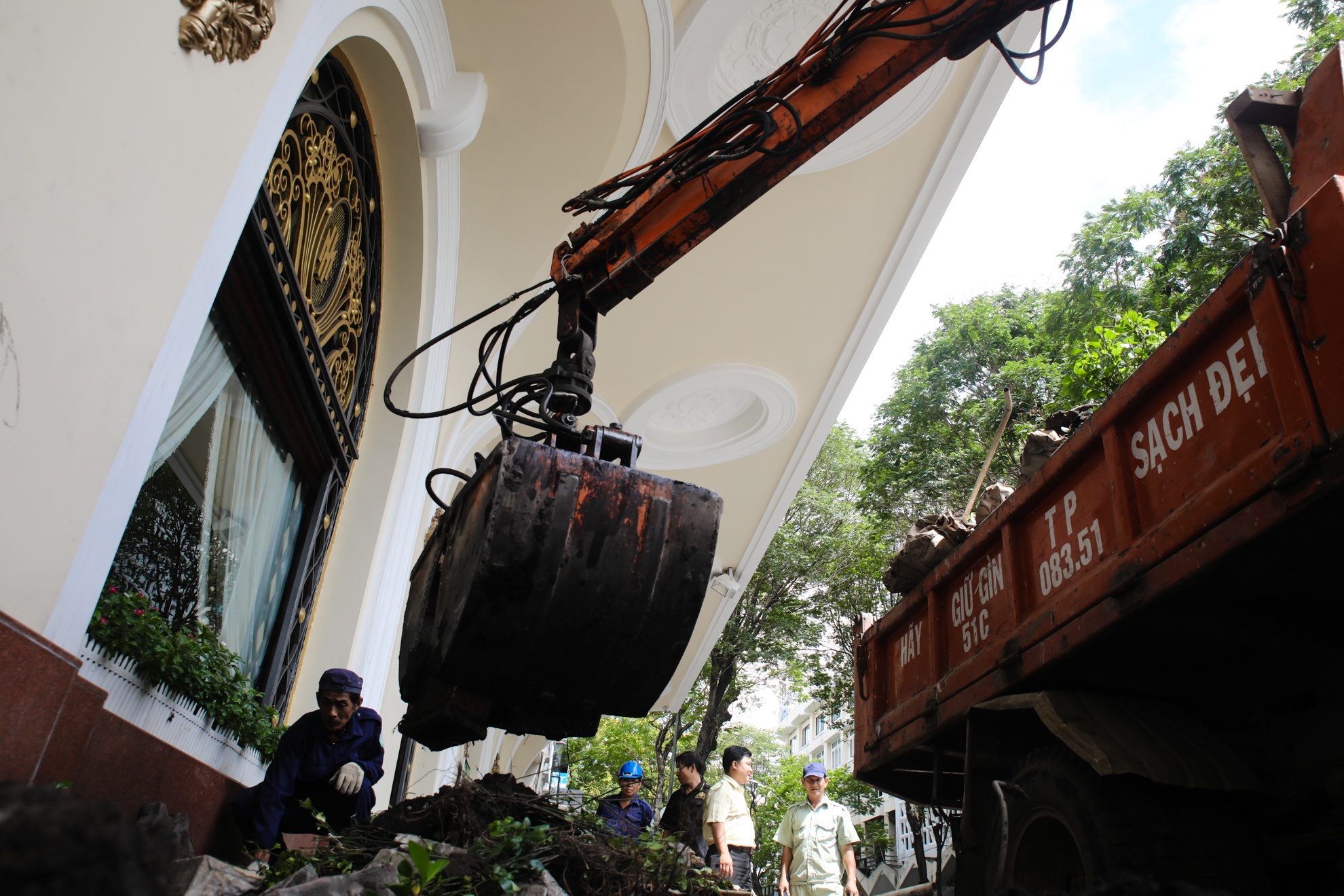 dap bon hoa khach san Majestic anh 4