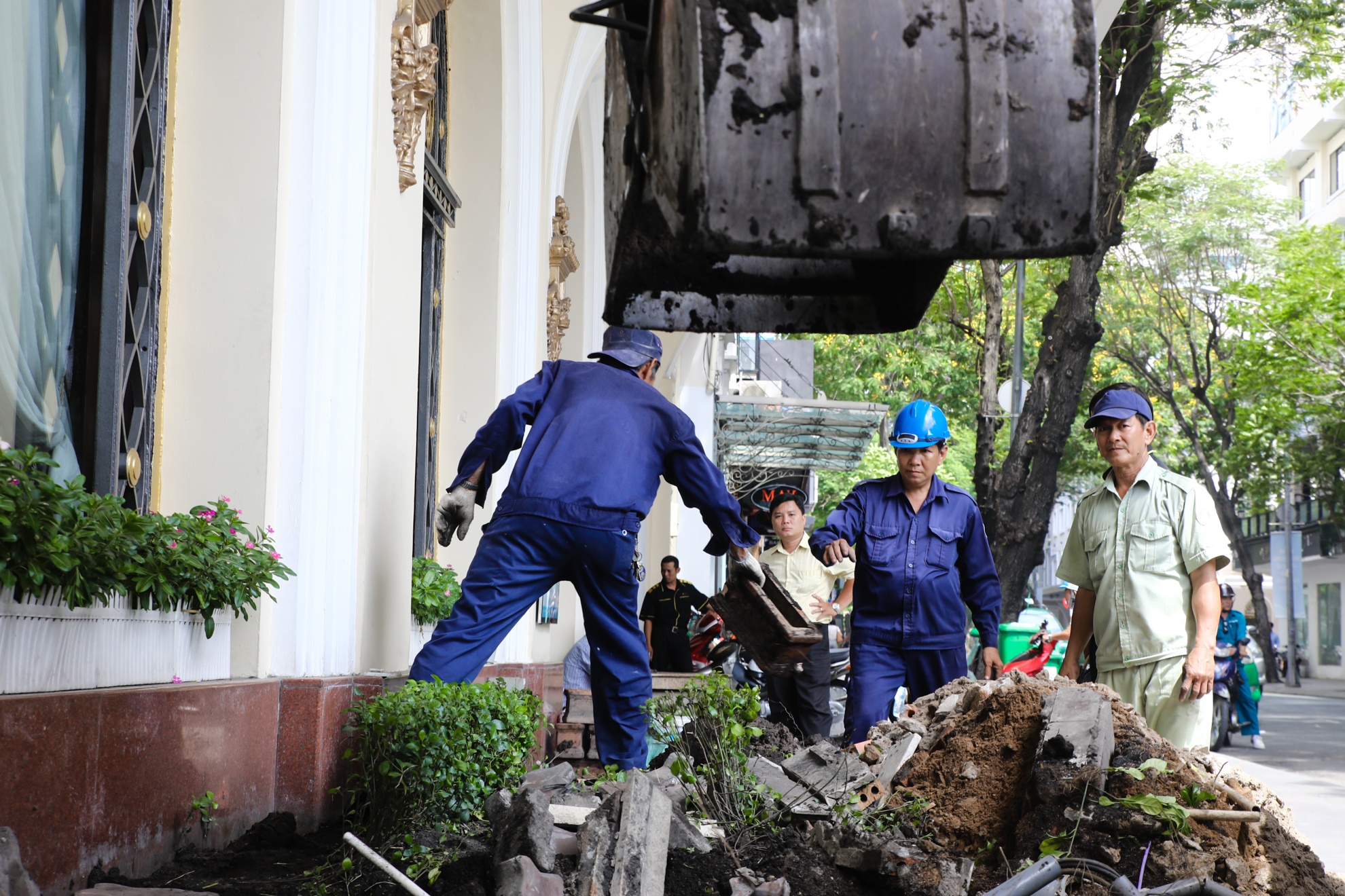 dap bon hoa khach san Majestic anh 5
