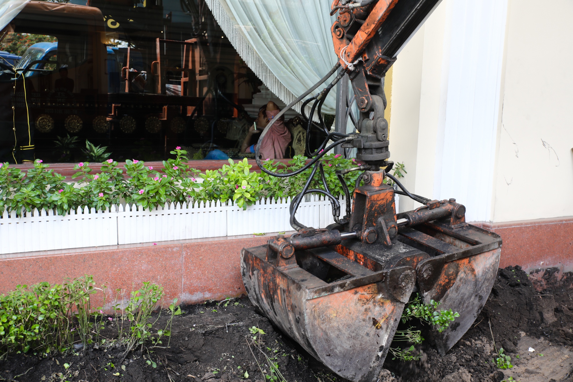 dap bon hoa khach san Majestic anh 7