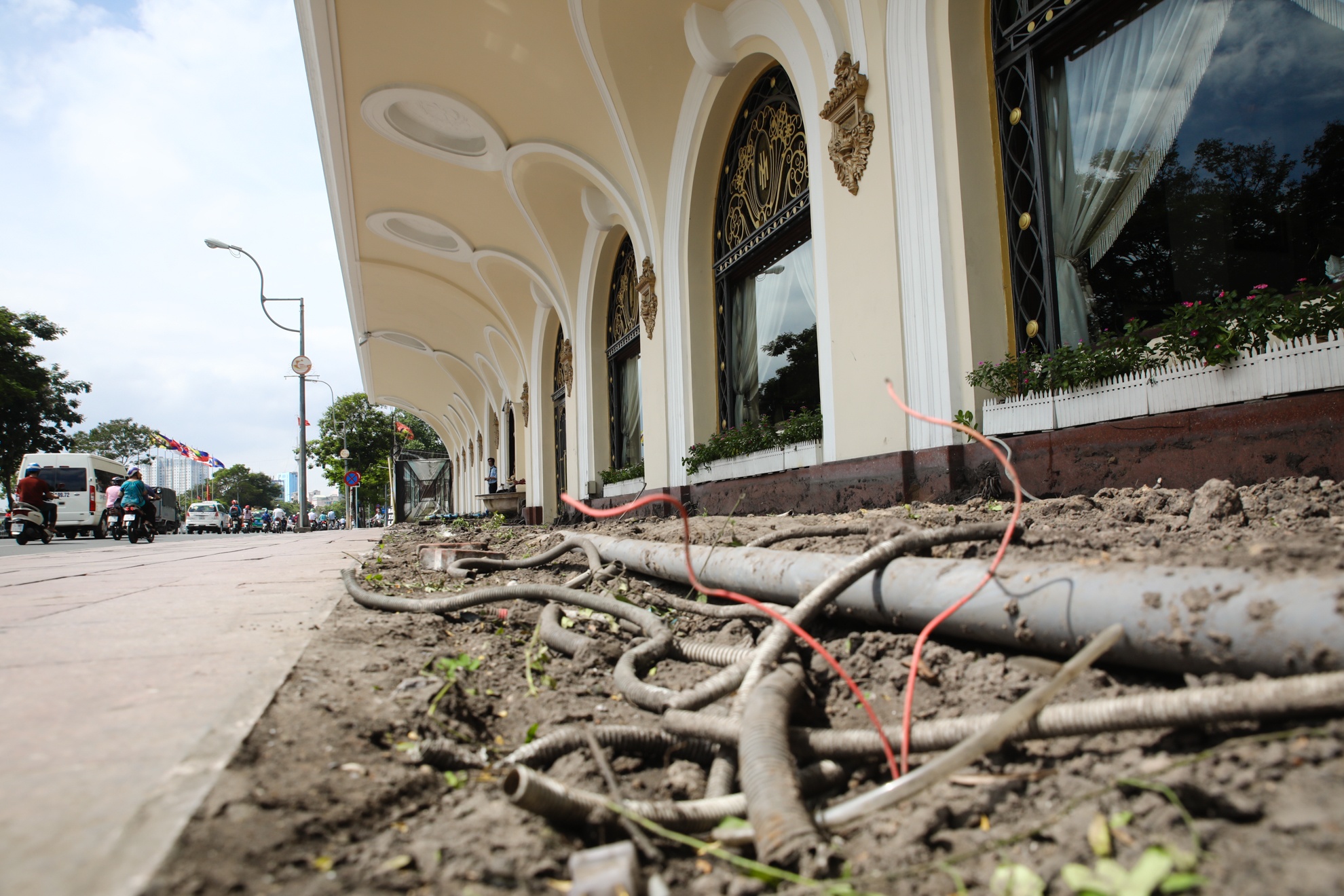 dap bon hoa khach san Majestic anh 9