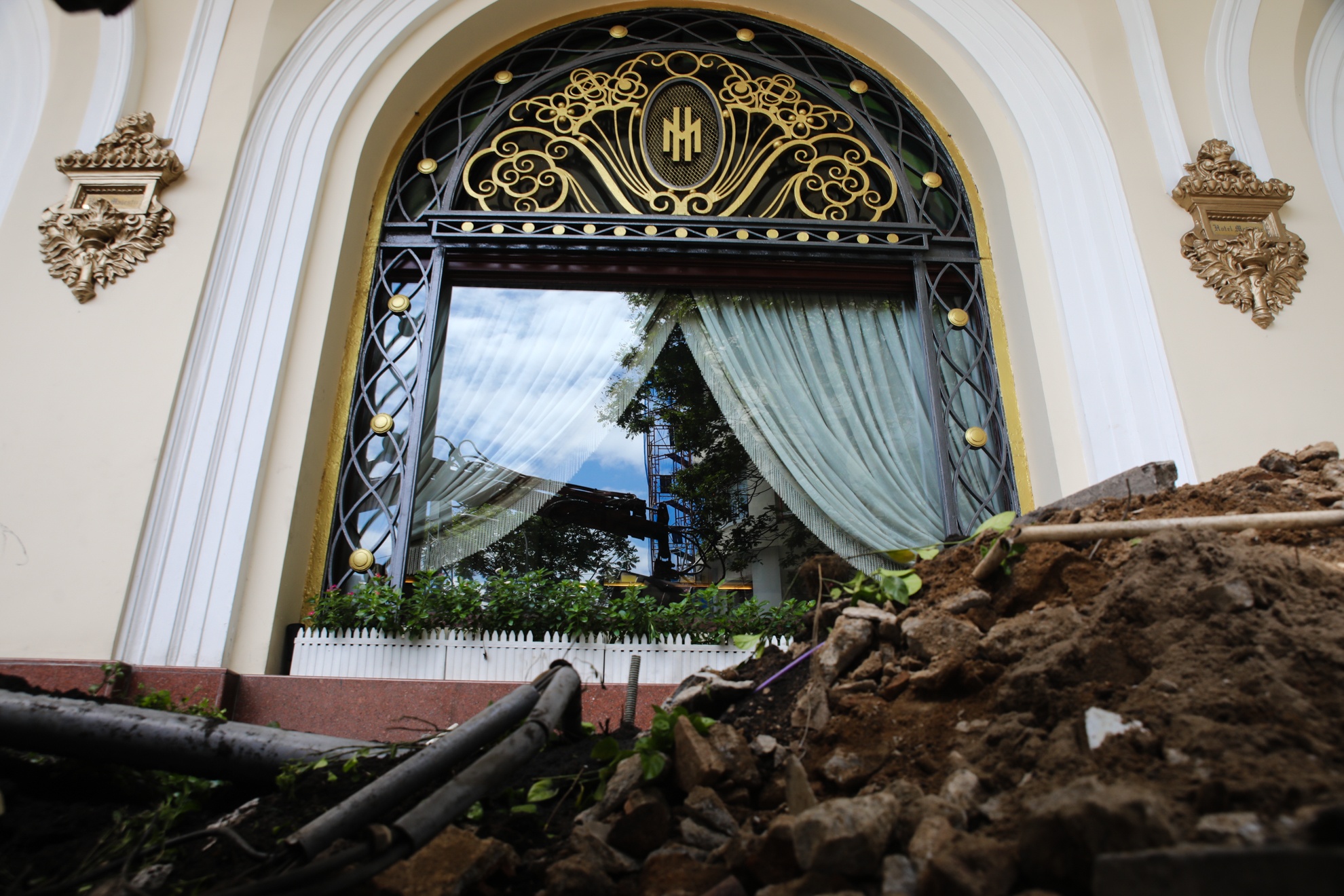 dap bon hoa khach san Majestic anh 11