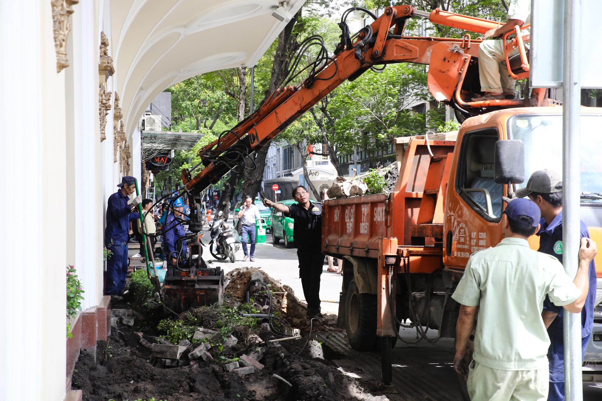 dap bon hoa khach san Majestic anh 3