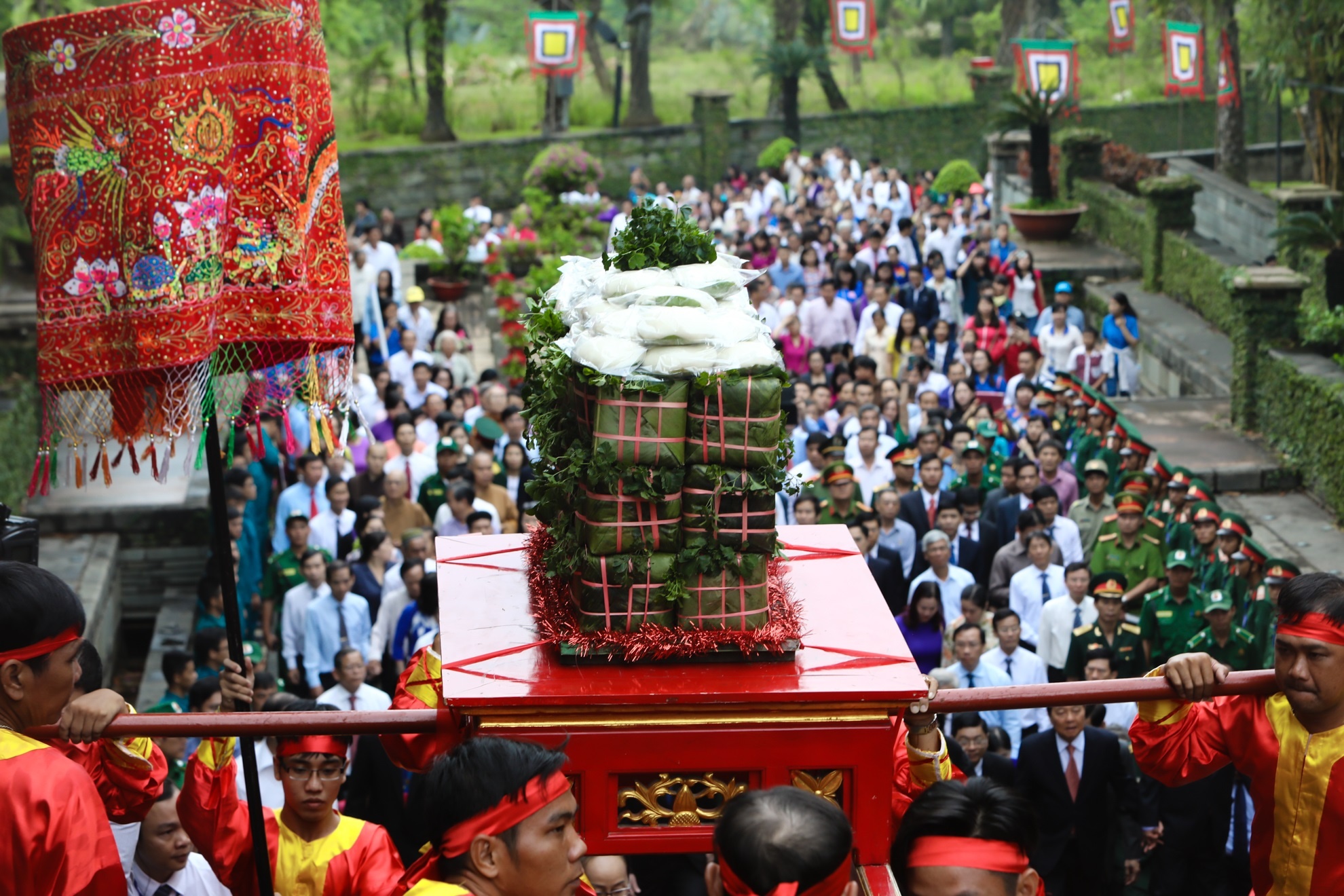 Hang nghin nguoi Sai Gon du le hoi tuong nho Vua Hung hinh anh