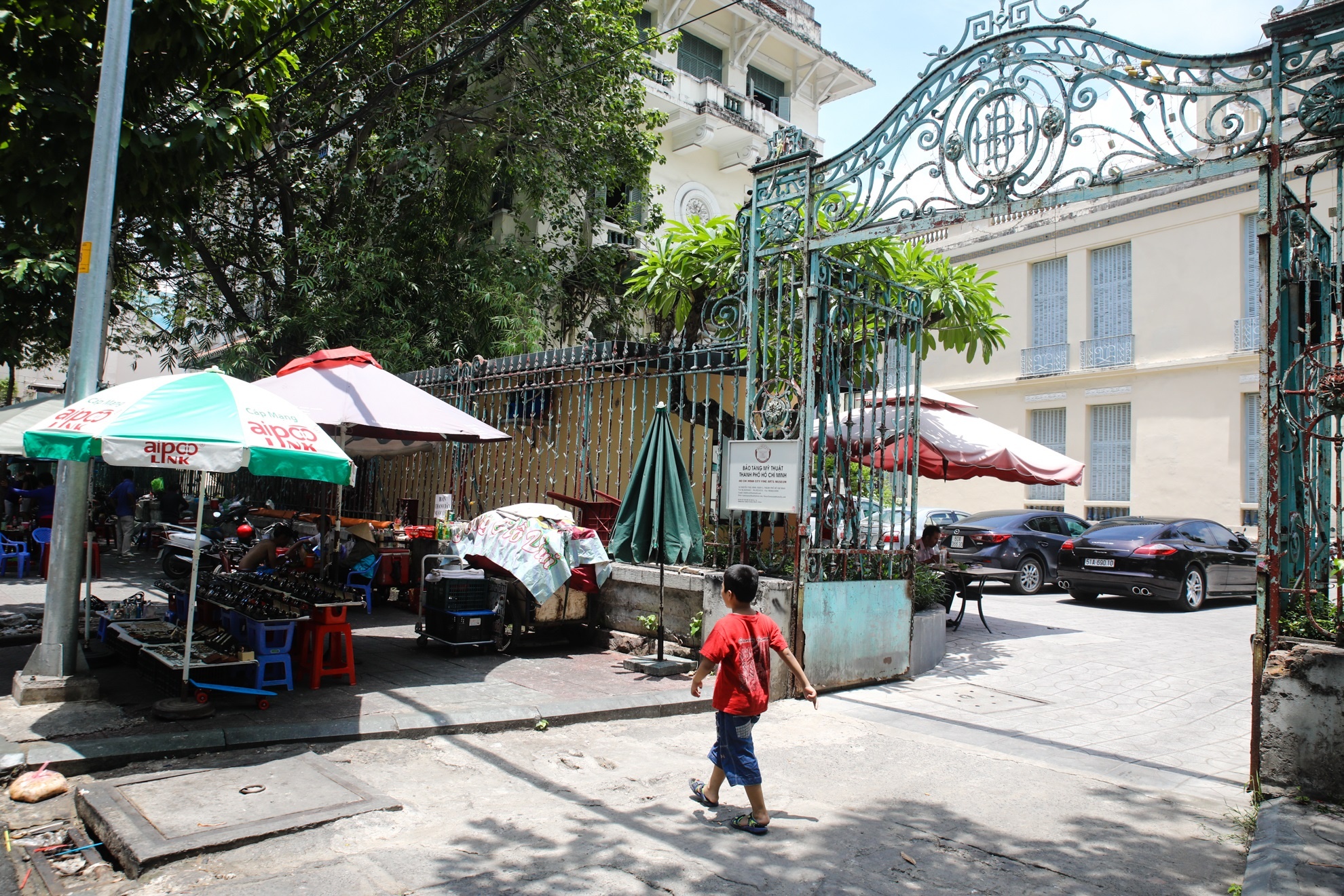 Hang quan bua vay nha 4 mat tien cua dai gia Sai Gon xua hinh anh