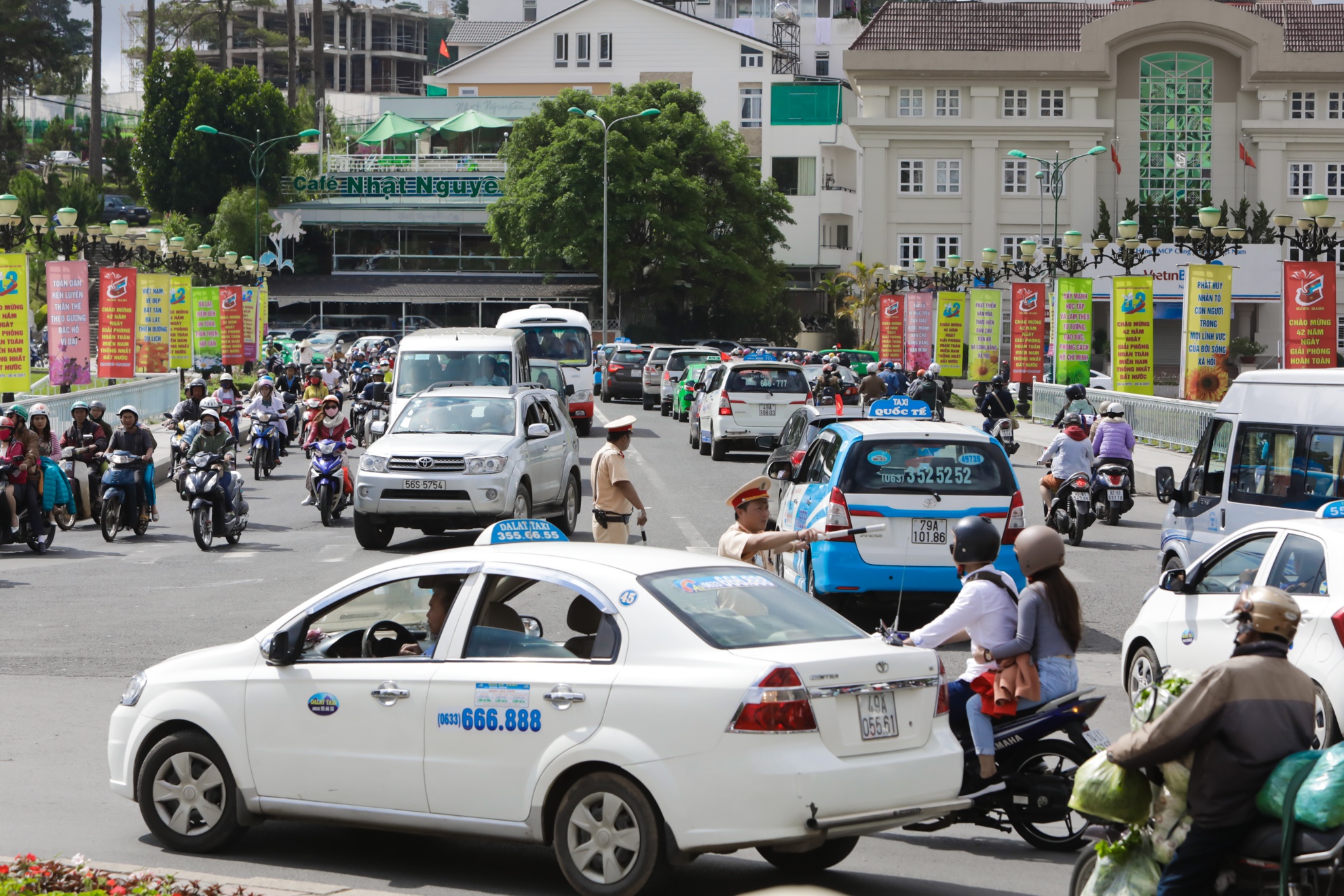 Du khach do ve Da lat le 30/4 anh 1