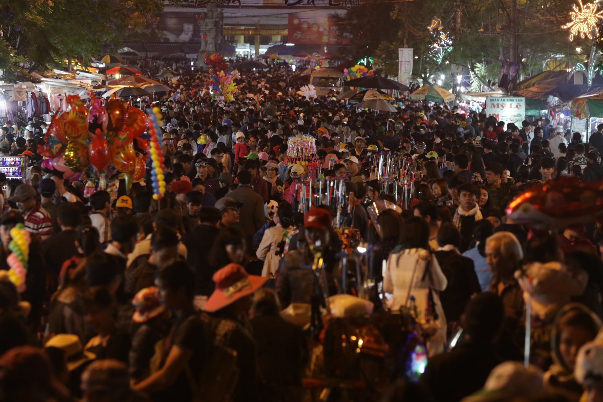 Da Lat 'qua tai' dem 30/4, taxi nhet 10 nguoi hinh anh