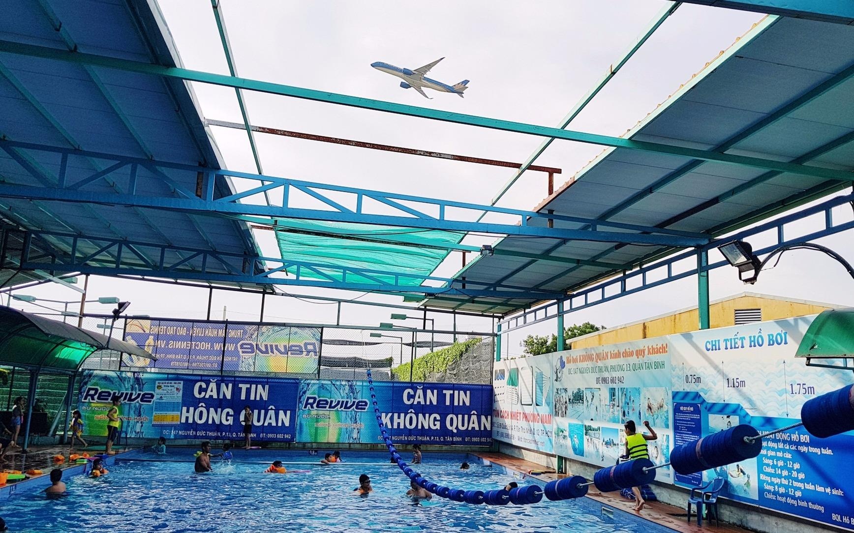 San golf, san bong, nha hang bua vay Tan Son Nhat hinh anh